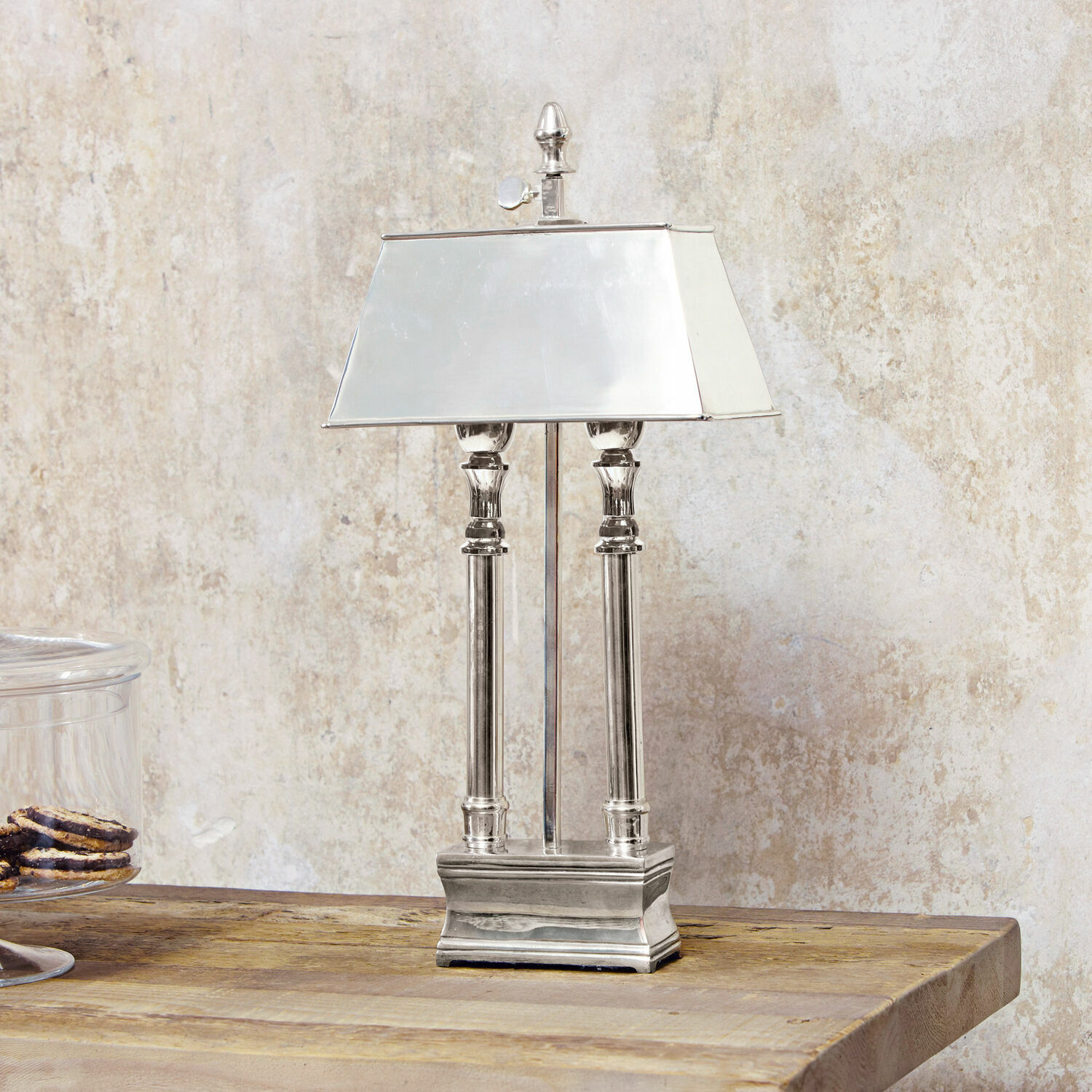 Tischlampe Pantin Elegante silberne Metall-Tischlampe mit rechteckigem Schirm auf Holztisch