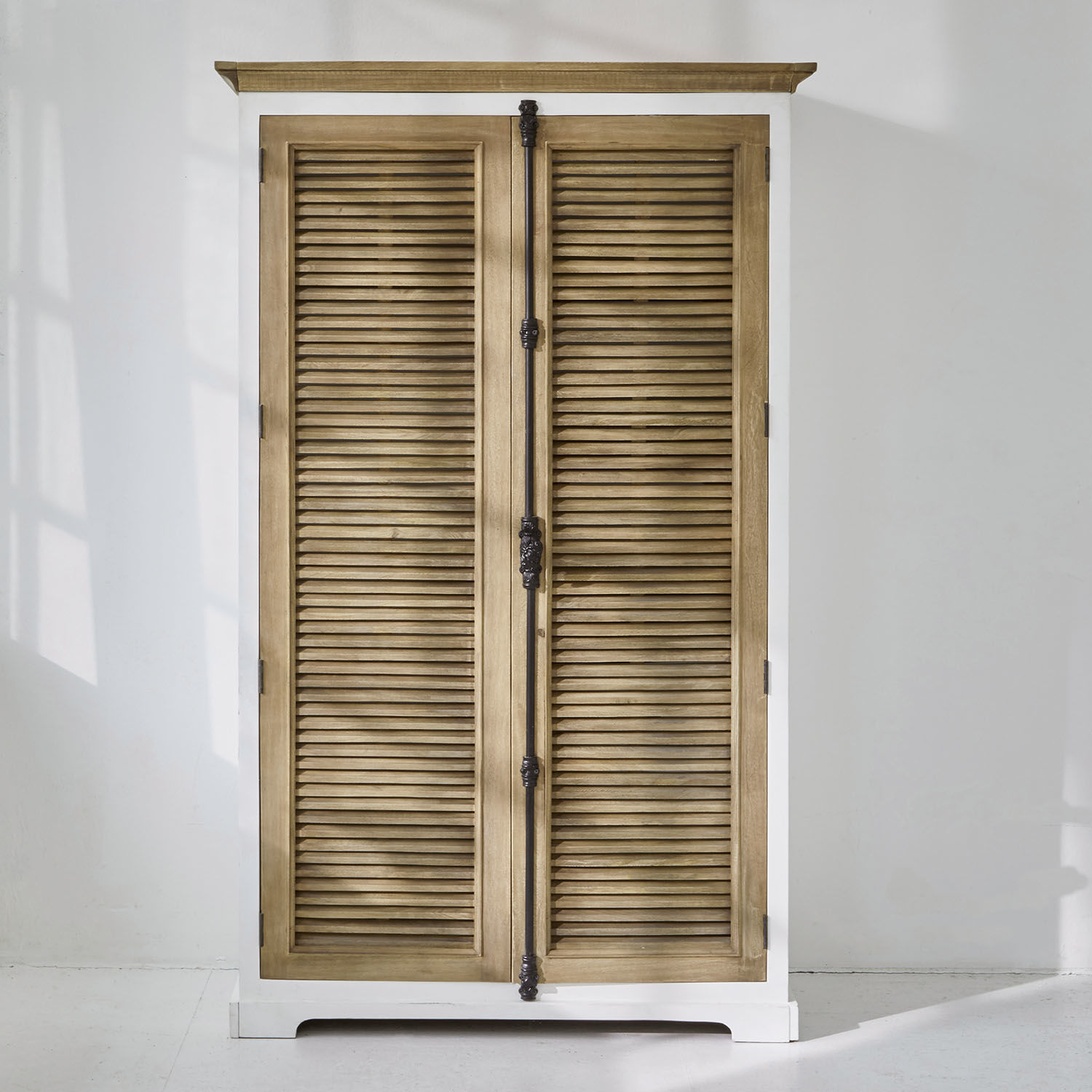 Schrank Comtois Holzschrank mit weissem Rahmen und naturfarbenen Lamellentüren, Vintage-Aufbewahrungsmöbel