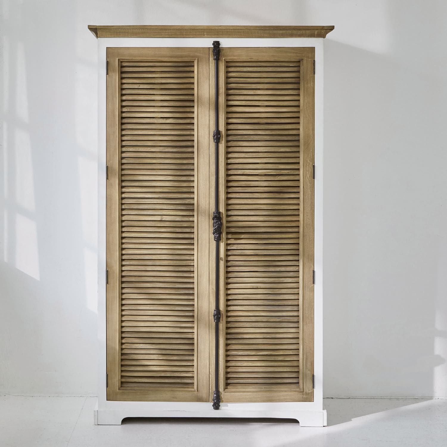 Schrank Comtois Holzschrank mit weissem Rahmen und naturfarbenen Lamellentüren, Vintage-Aufbewahrungsmöbel