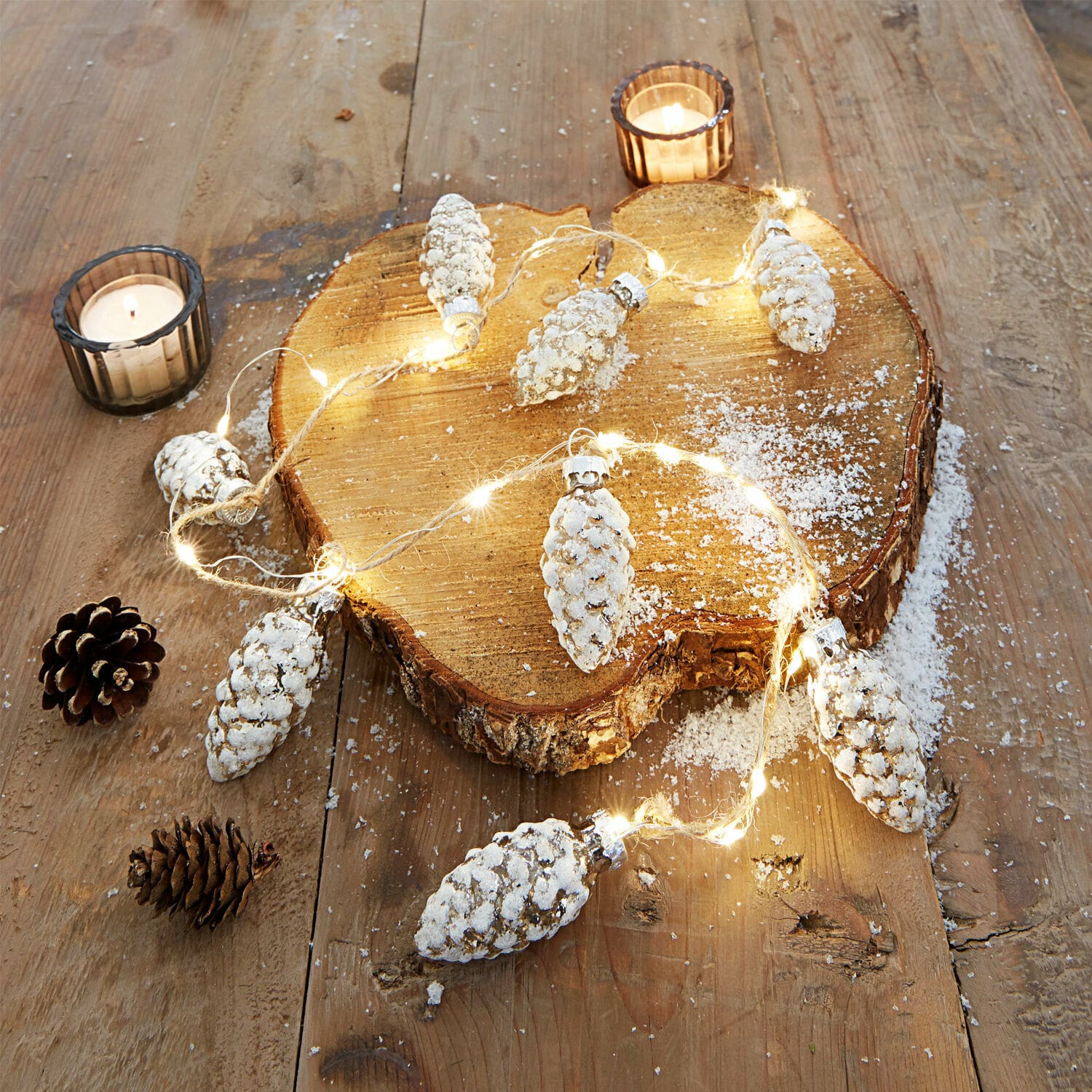 Lichterkette Mandelia Lichterkette mit weissen Schneeflocken in Zapfenform auf Holzscheibe, festliche Weihnachtsdekoration