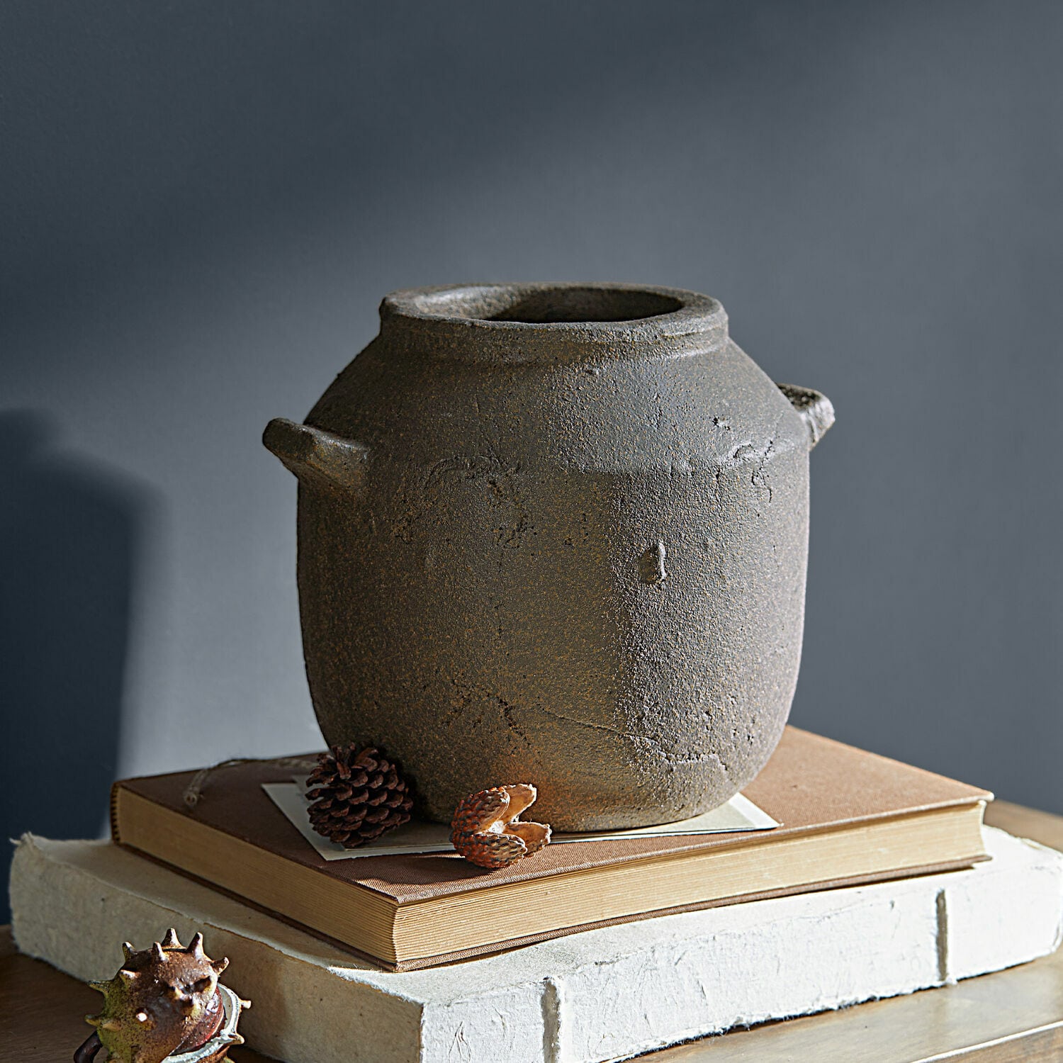 Vase Saintevoux Rustikale graue Keramikvase auf Büchern, Vintage-Dekoration für Wohnräume