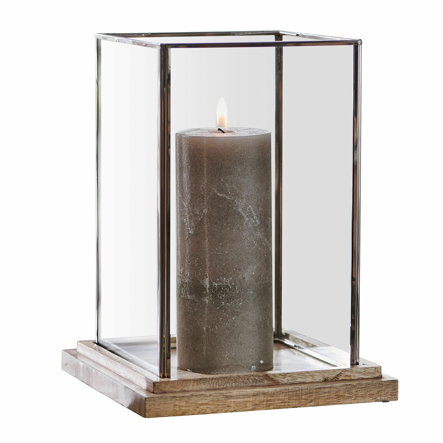 Windlicht Storrs Glaslaterne mit Metallrahmen und Holzsockel, graue brennende Kerze innen.
