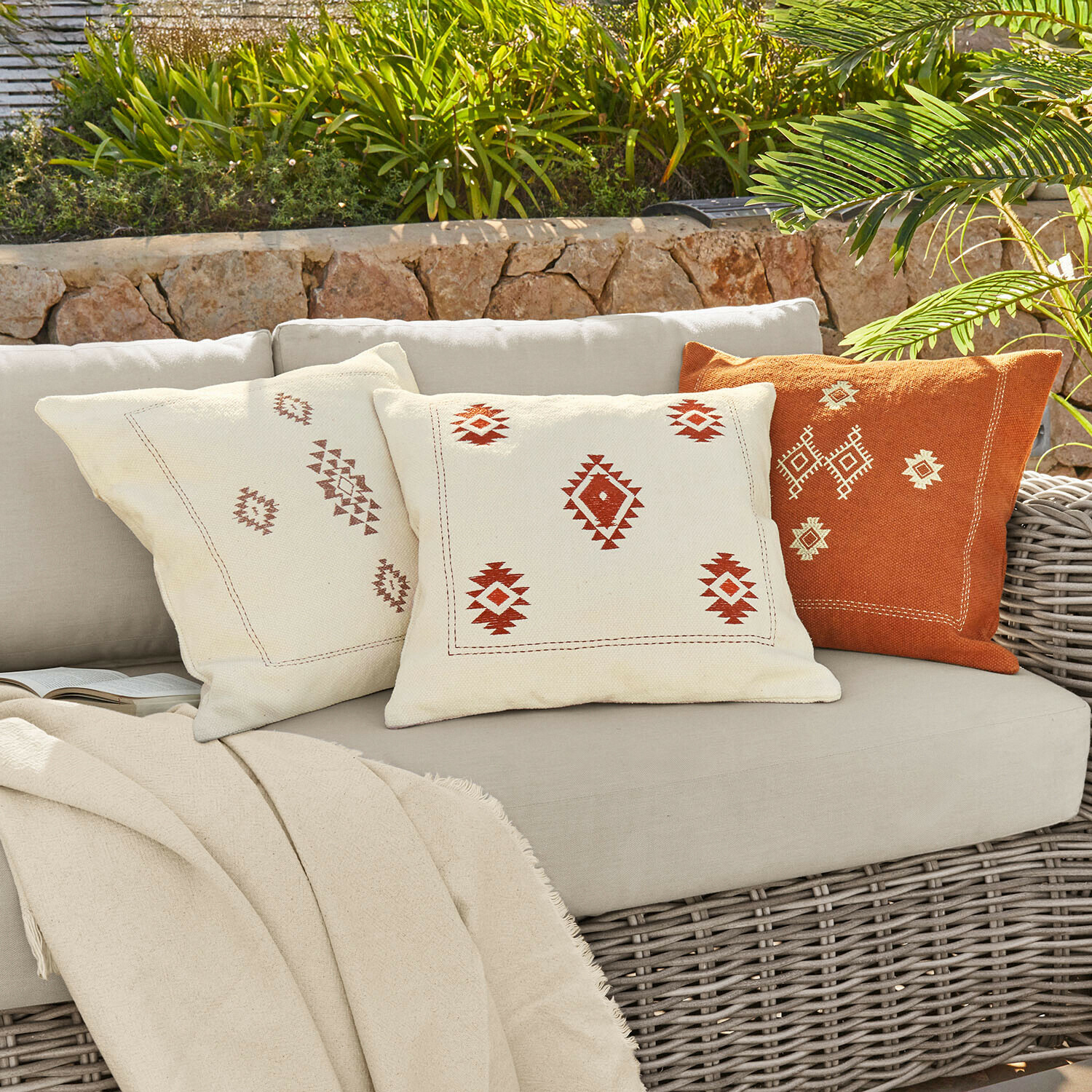 Kissenhülle 3er Set Selamir Drei dekorative Baumwollkissen in Creme und Orange mit geometrischem Muster für den Aussenbereich
