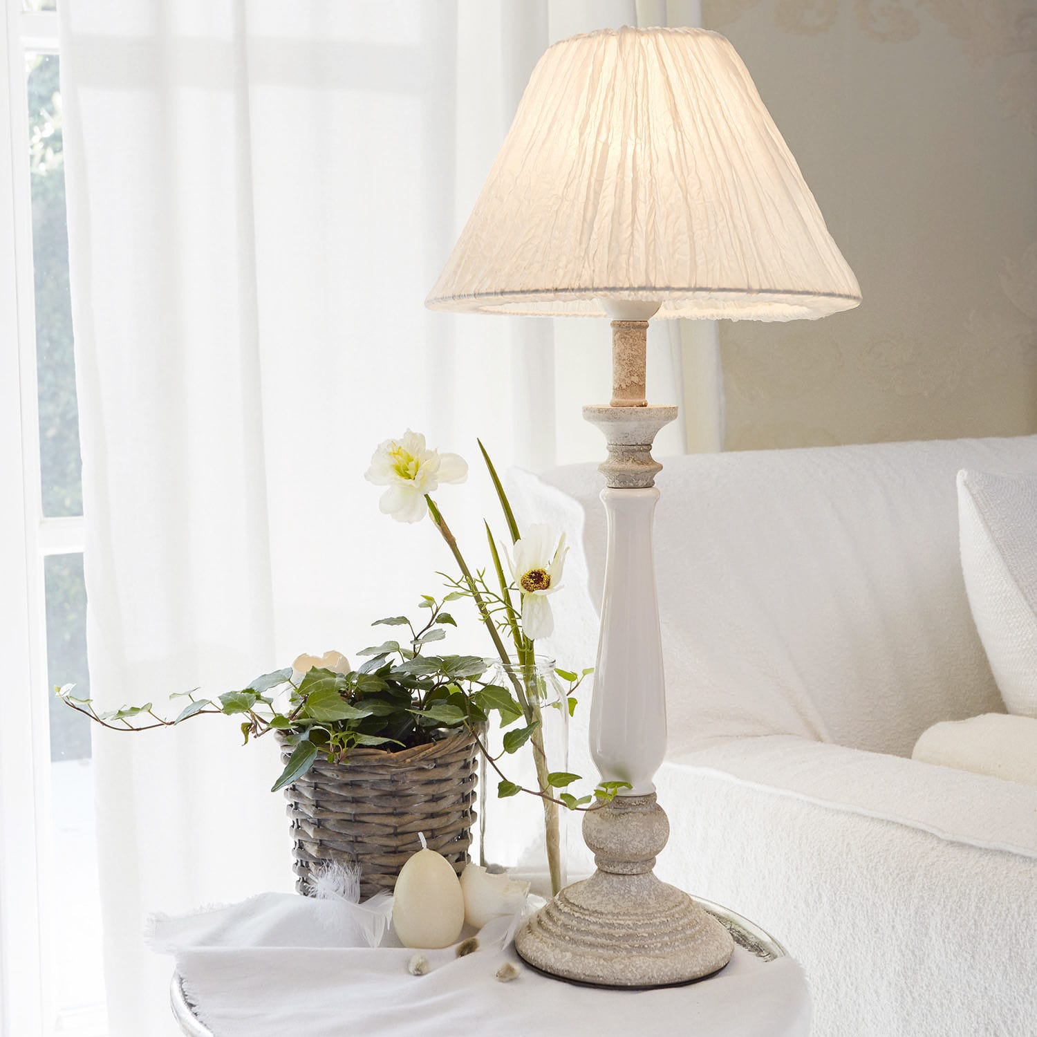 Tischlampe Skandrina Tischlampe mit weissem Stoffschirm und heller Keramikbasis für ein gemütliches Wohnzimmer