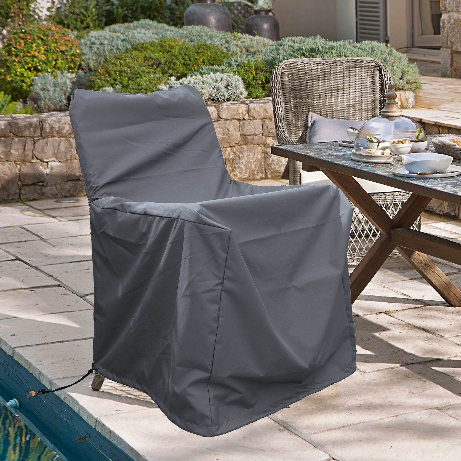 Graue Schutzhülle aus wasserabweisendem Material für Gartenstuhl zum Schutz der Terrasse