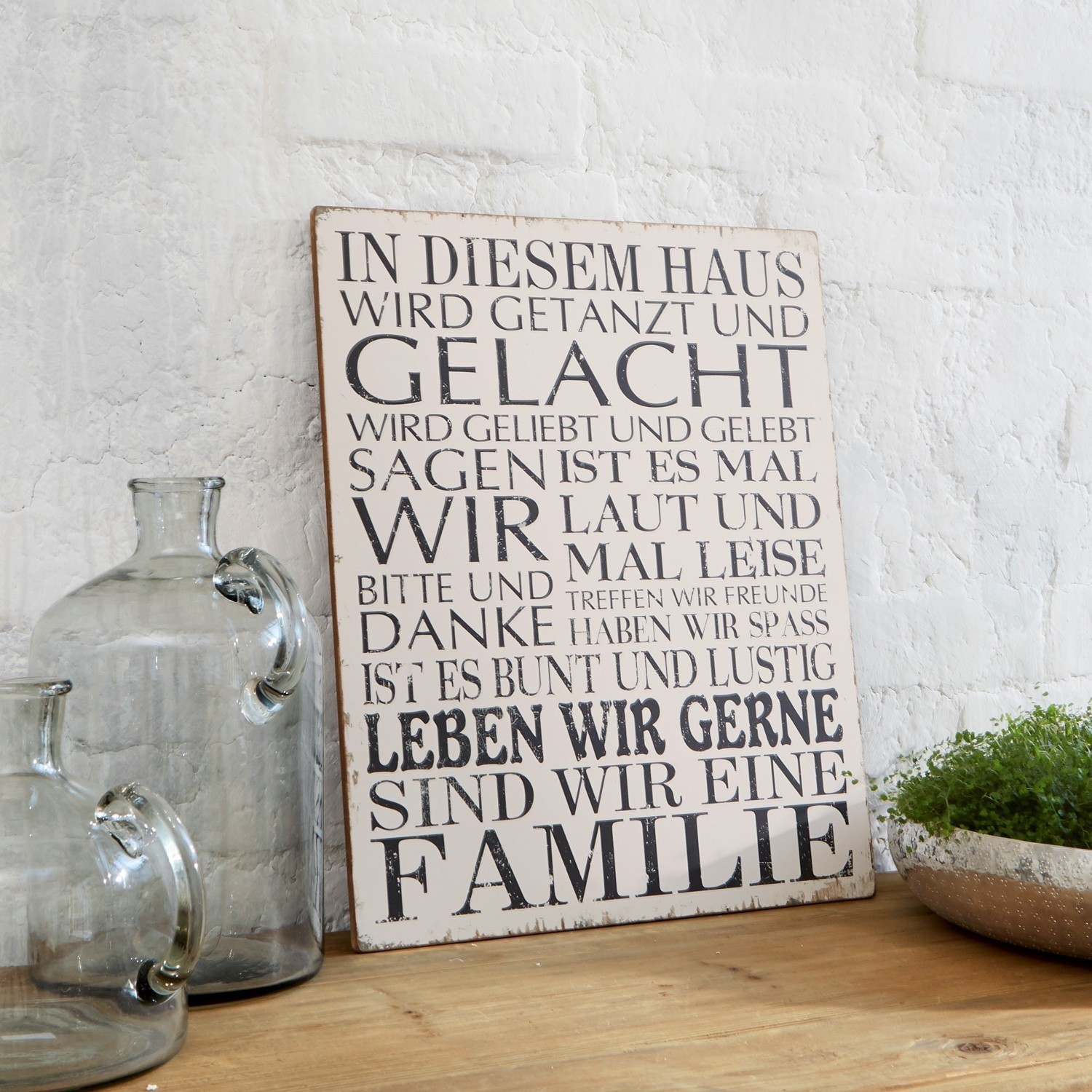 Rustikale Dekotafel mit Familienspruch auf beigem Hintergrund, Wanddekoration im Landhausstil