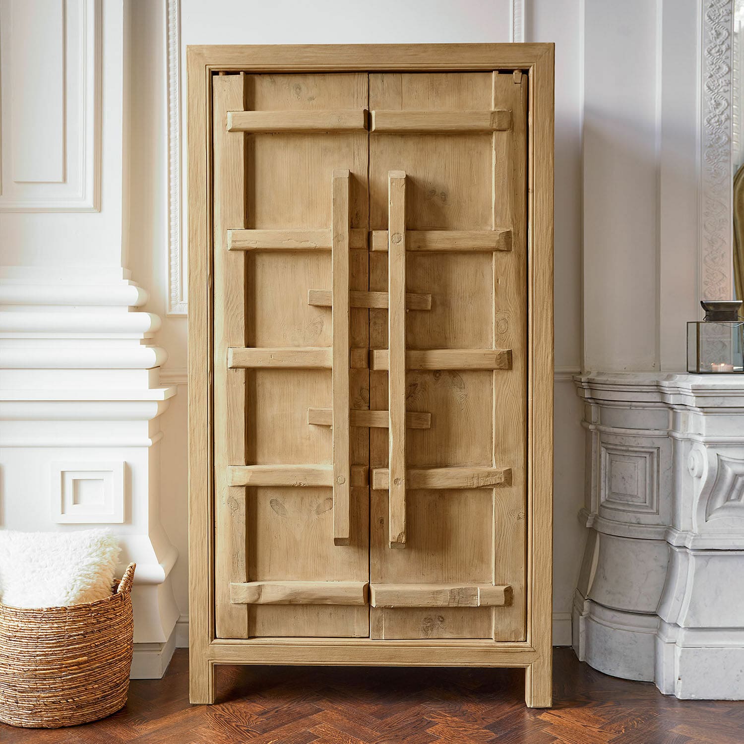 Schrank Trésorique Schrank aus naturfarbenem Holz mit dekorativen Griffen, stilvolles Möbelstück fürs Wohnzimmer