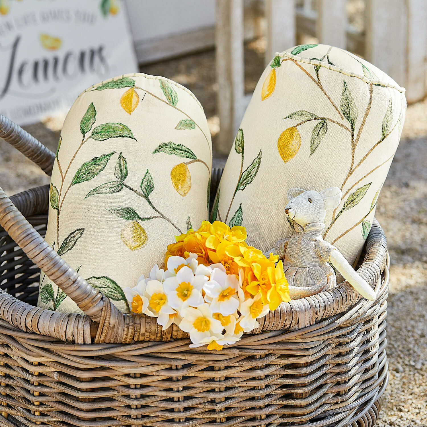 Kissenrolle 2er Set Palerina Dekorative Baumwollkissen in Creme mit Zitronenmuster im Weidenkorb mit gelben und weissen Blumen