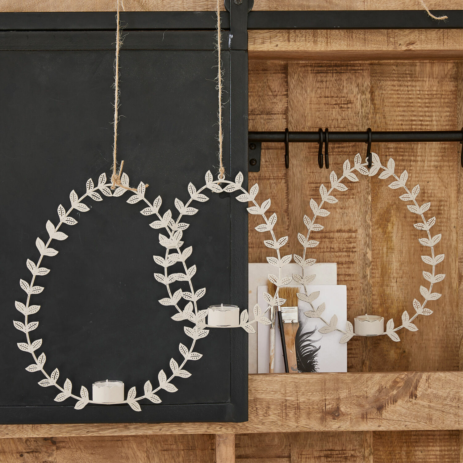 Hängewindlicht 3er Set Guelph Weisse Metall-Hängedekoration mit Blättern und Kerzenhalter, rustikales Wohnaccessoire
