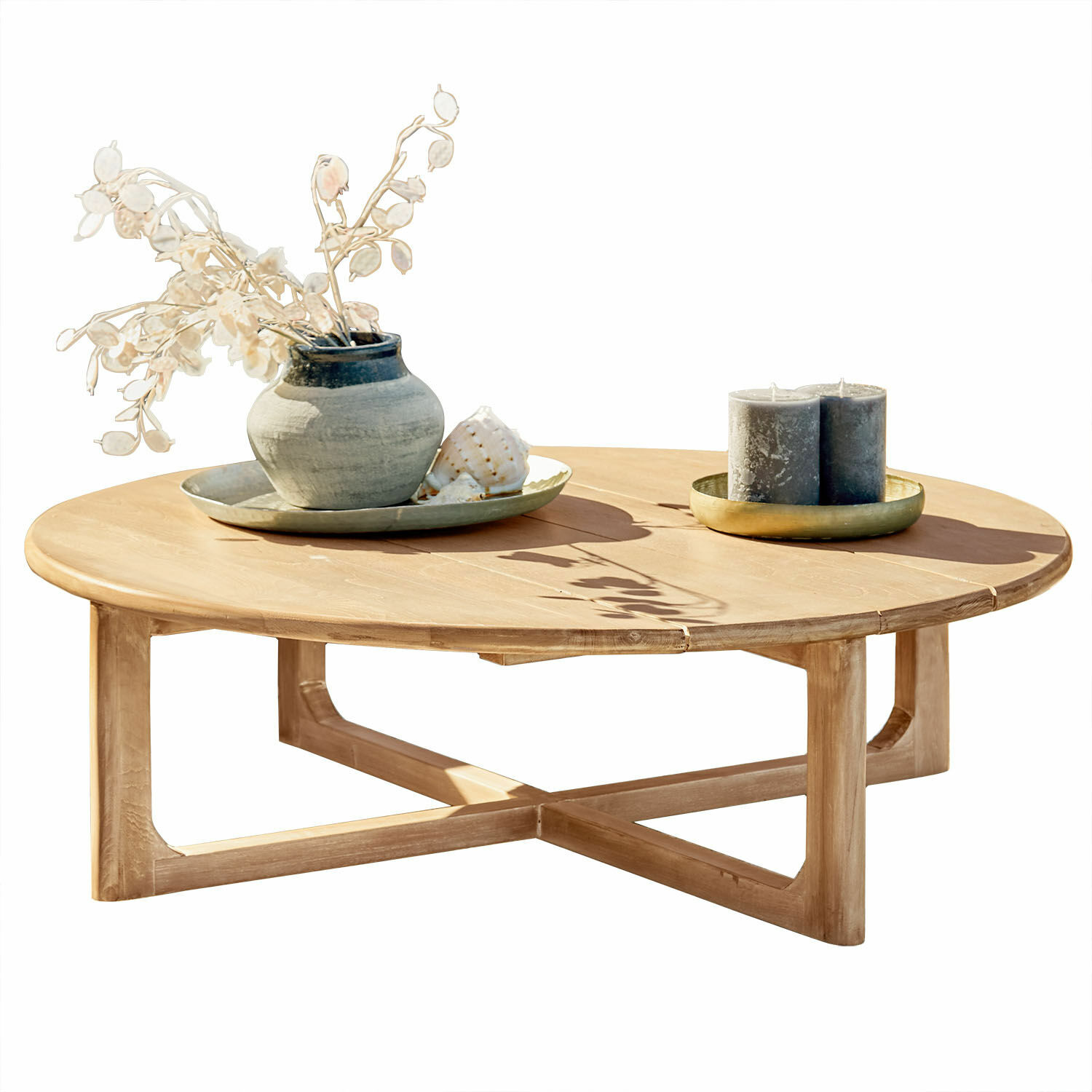 Couchtisch Tewksbury Runder Couchtisch aus naturbelassenem Teakholz mit Dekoration auf der Tischplatte