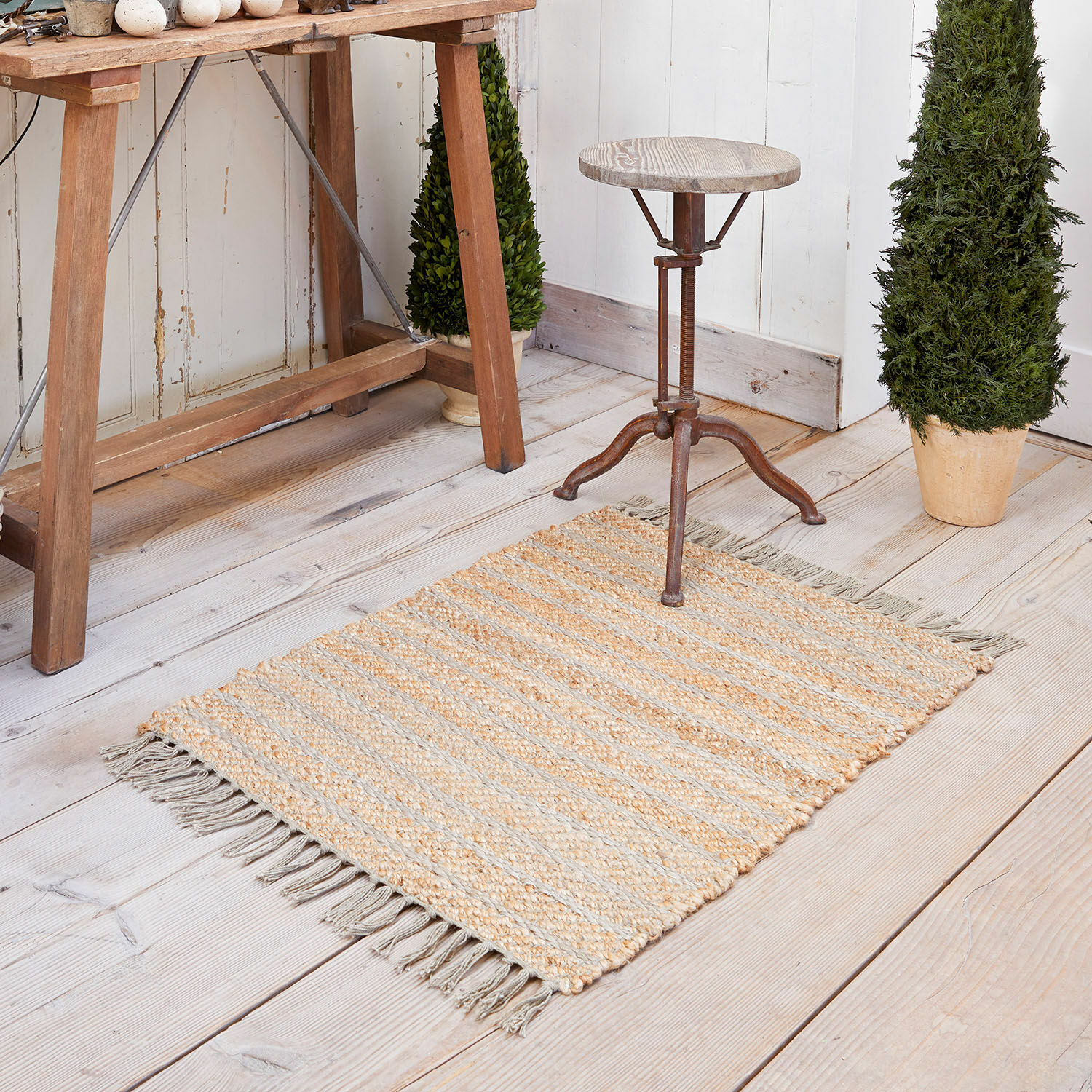 Teppich Voyage Jute-Teppich in Beige-Grau gestreift mit Fransen auf hellem Holzboden, Wohnaccessoire