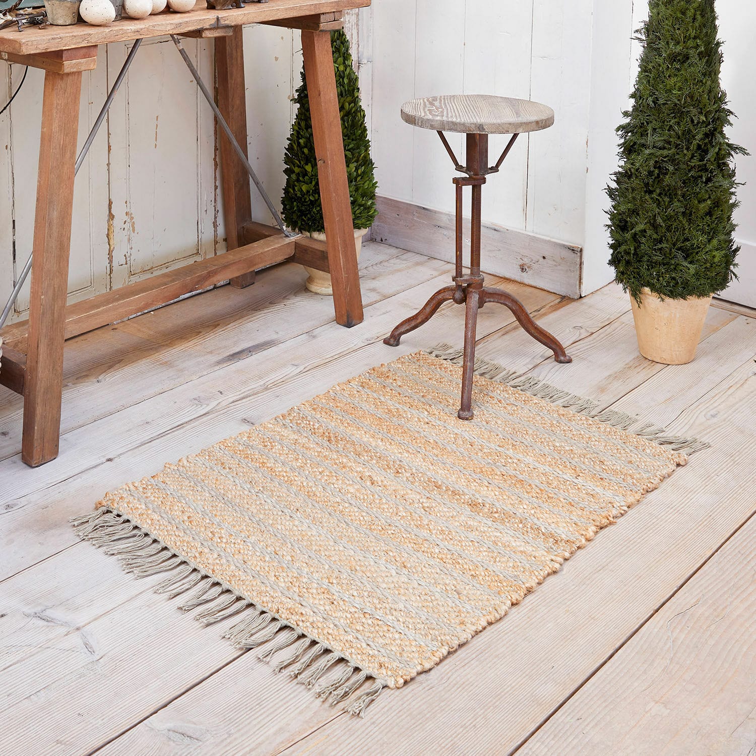 Teppich Voyage Jute-Teppich in Beige-Grau gestreift mit Fransen auf hellem Holzboden, Wohnaccessoire