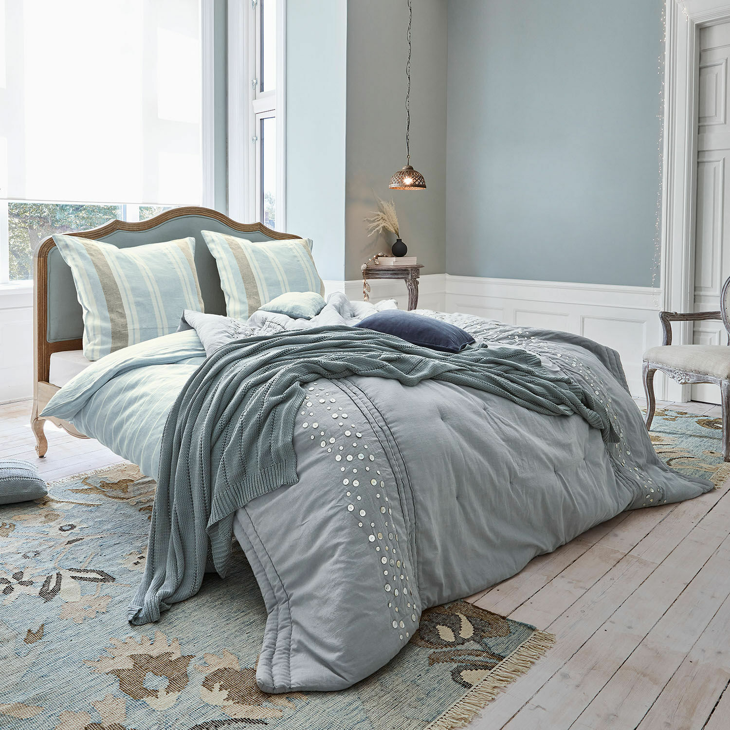 Bett Serravalle Schlafzimmer mit blauem Bett, Baumwollbettwäsche mit dekorativen Knöpfen und passender Bettdecke