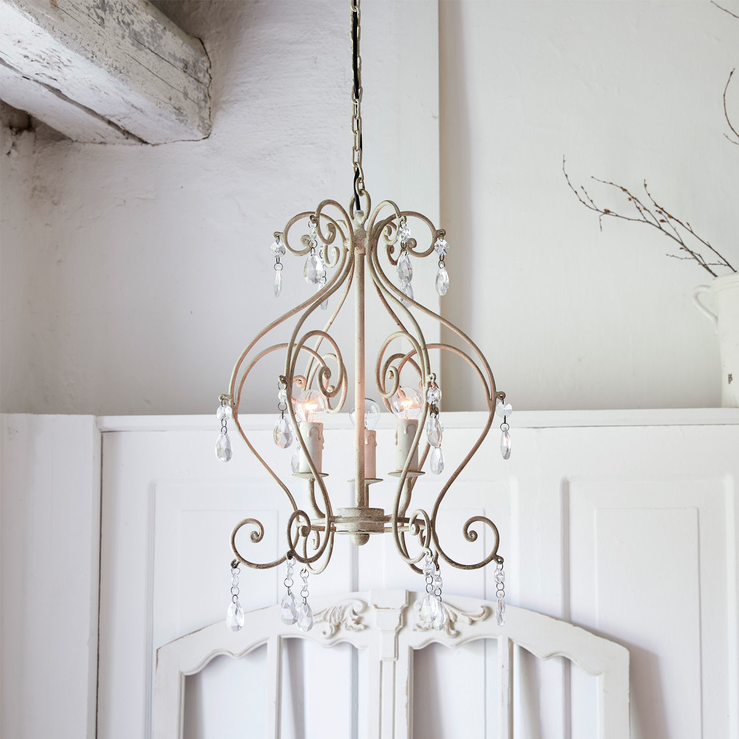 Leuchter Manor Vintage-Metall-Kronleuchter in Beige mit Kristalltropfen für ein stilvolles Wohnzimmer