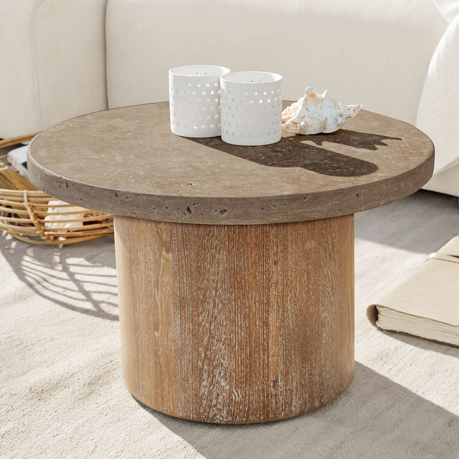 Couchtisch Clearwater Runder Couchtisch mit brauner Steinplatte und hellem Holzsockel im Wohnzimmer