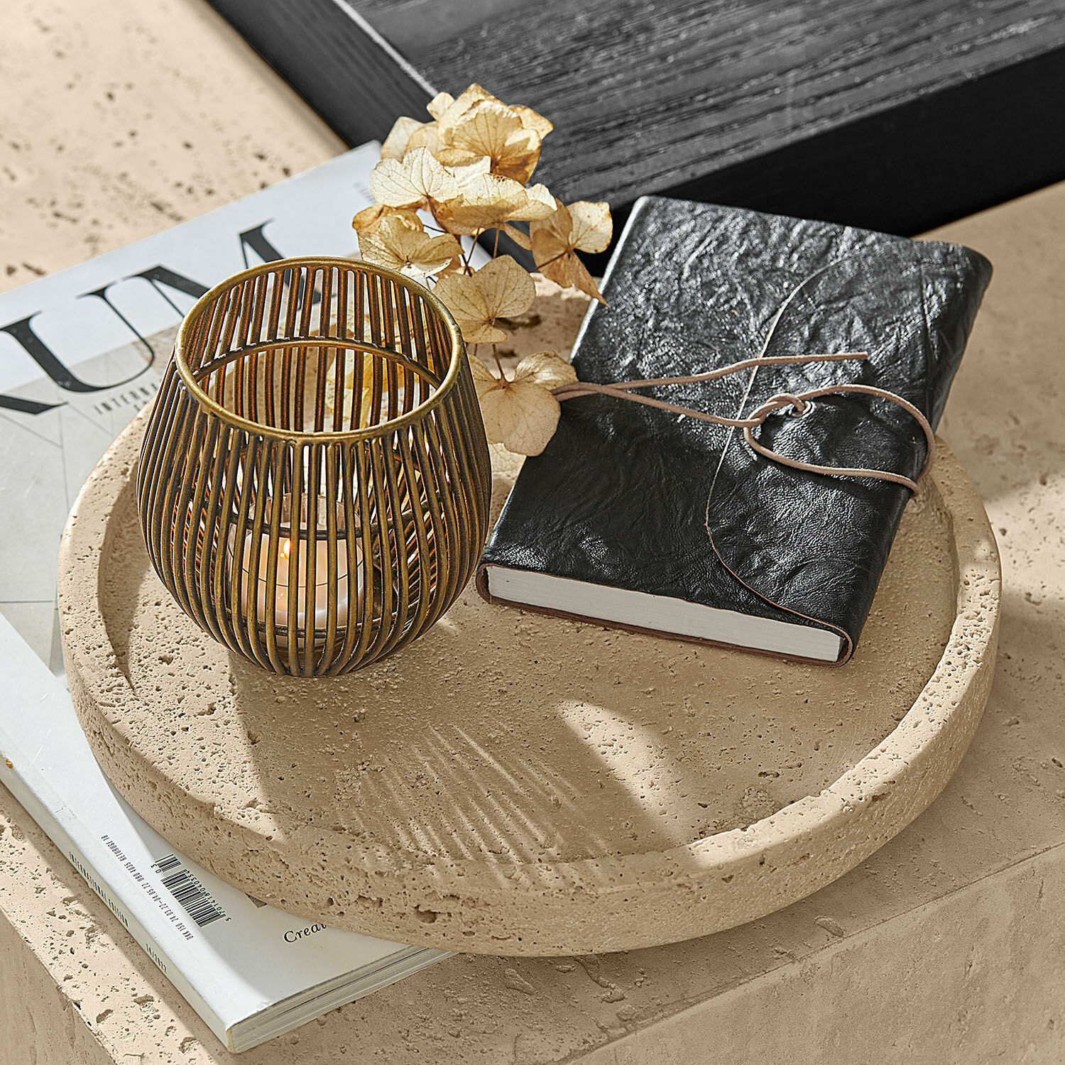 Tablett Caleneuve Rundes beiges Steintablett mit schwarzem Lederjournal und goldenem Metall-Teelichthalter