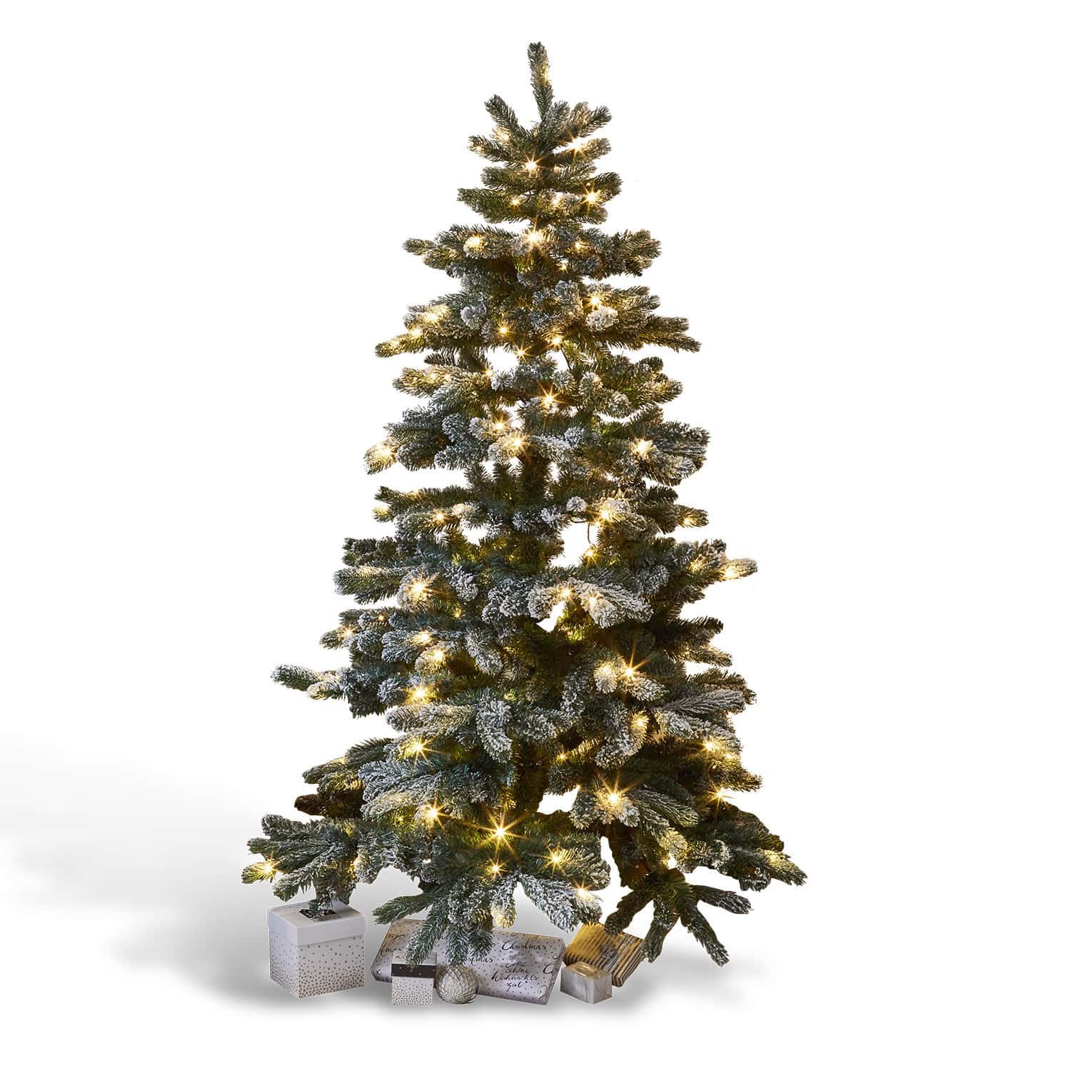 Weihnachtsbaum Mannier Künstlicher Weihnachtsbaum mit schneebedeckten Zweigen und warmen LED-Lichtern, Geschenke darunter.