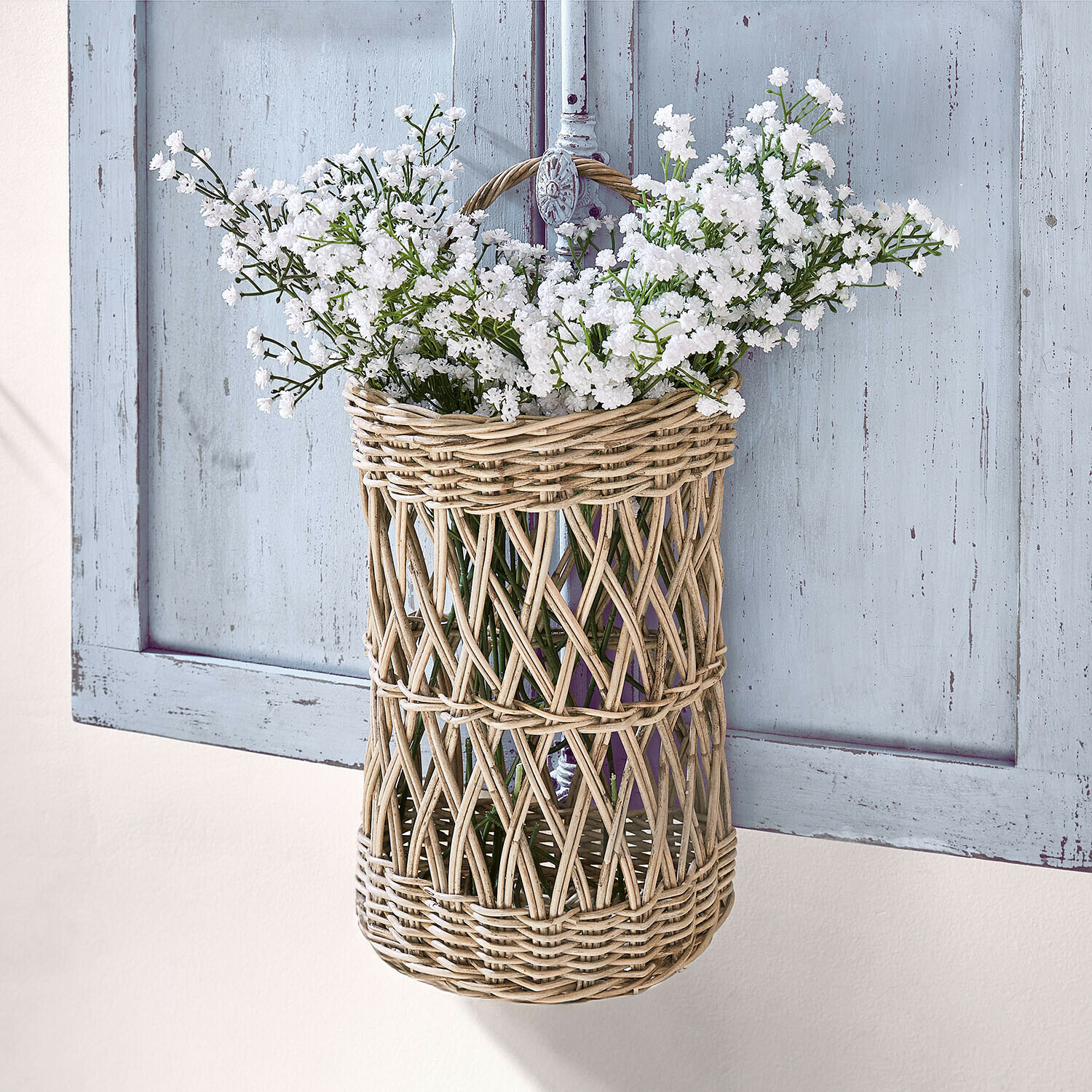 Hängekorb Finara Hängender Korb aus natürlichem Rattan mit weissen Blumen als Wanddekoration