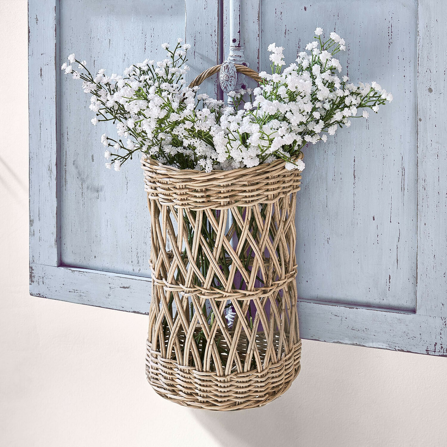 Hängekorb Finara Hängender Korb aus natürlichem Rattan mit weissen Blumen als Wanddekoration