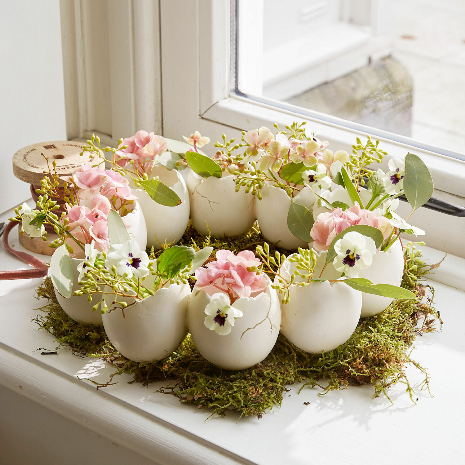 Vasen-Kranz Civiti Dekorativer Kranz aus weissen Keramik-Eierschalen mit rosa und weissen Blumen auf Moos