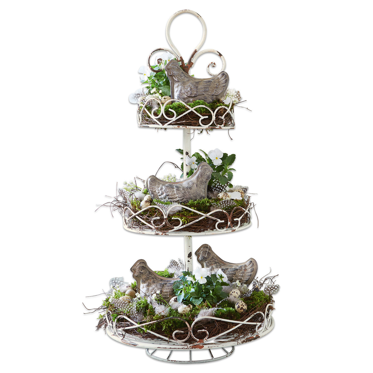 Dreistöckiges Metall-Etagere in Weiss mit Hühnerfiguren und grünen Dekorationen, rustikaler Tischschmuck