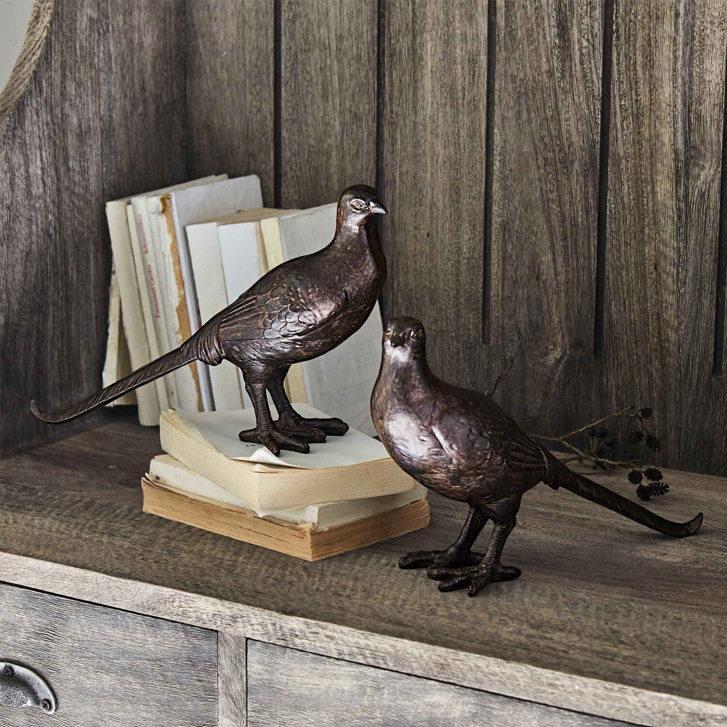 Deko-Vogel 2er Set Roddy Dekorative braune Metallvogel-Figuren auf einem Holzregal mit Büchern als Dekorationsobjekte