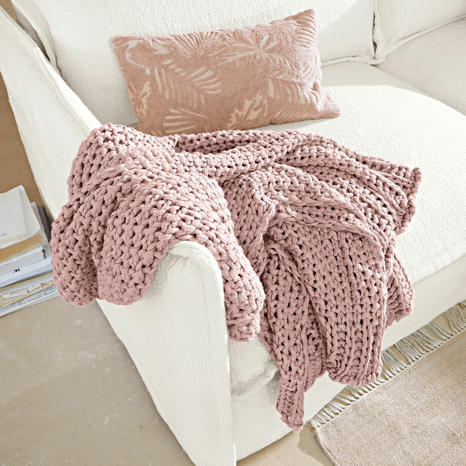 Plaid Plixoren Rosa grob gestrickte Decke auf weissem Sofa mit dekorativem Kissen mit Blattmuster, weich und gemütlich