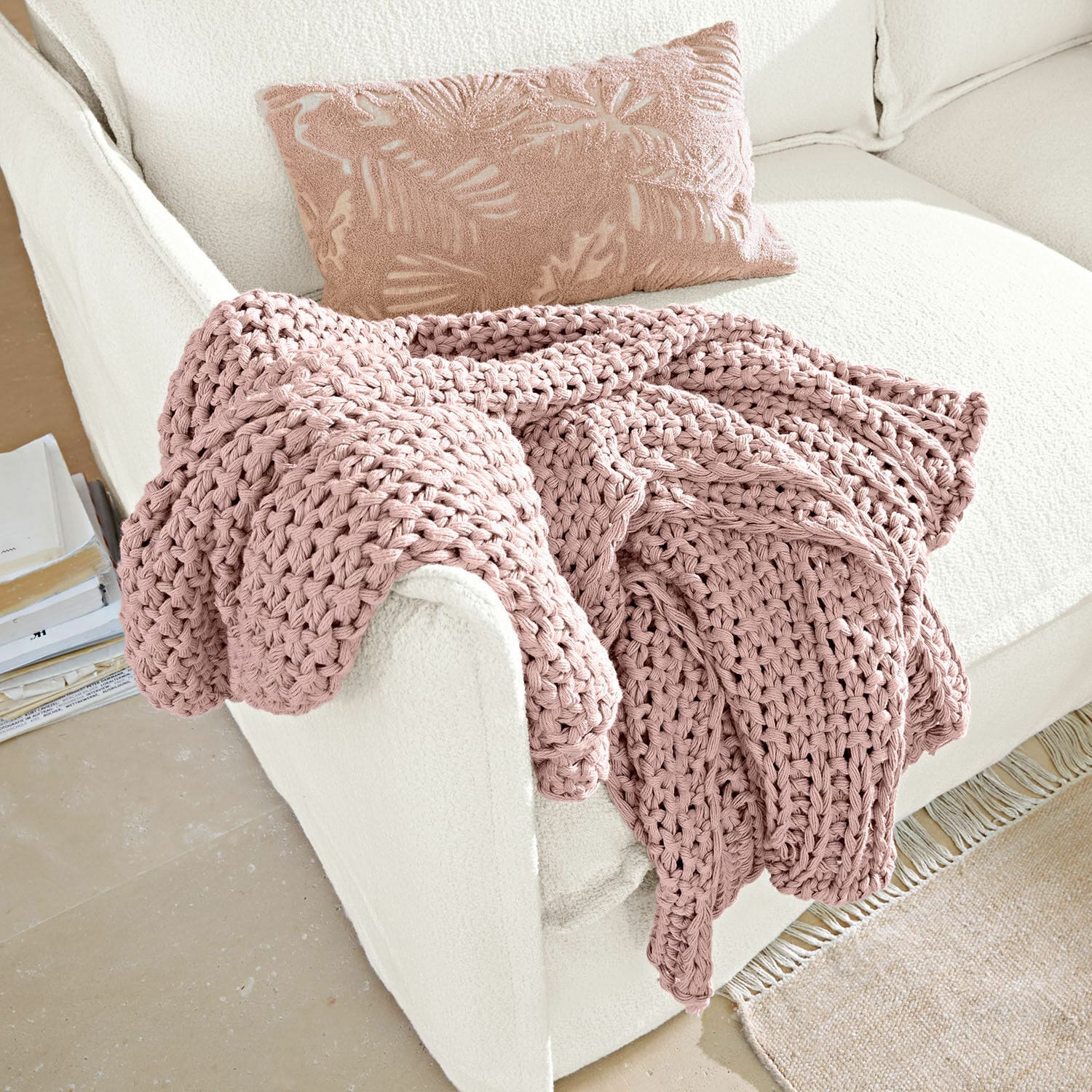 Plaid Plixoren Rosa grob gestrickte Decke auf weissem Sofa mit dekorativem Kissen mit Blattmuster, weich und gemütlich