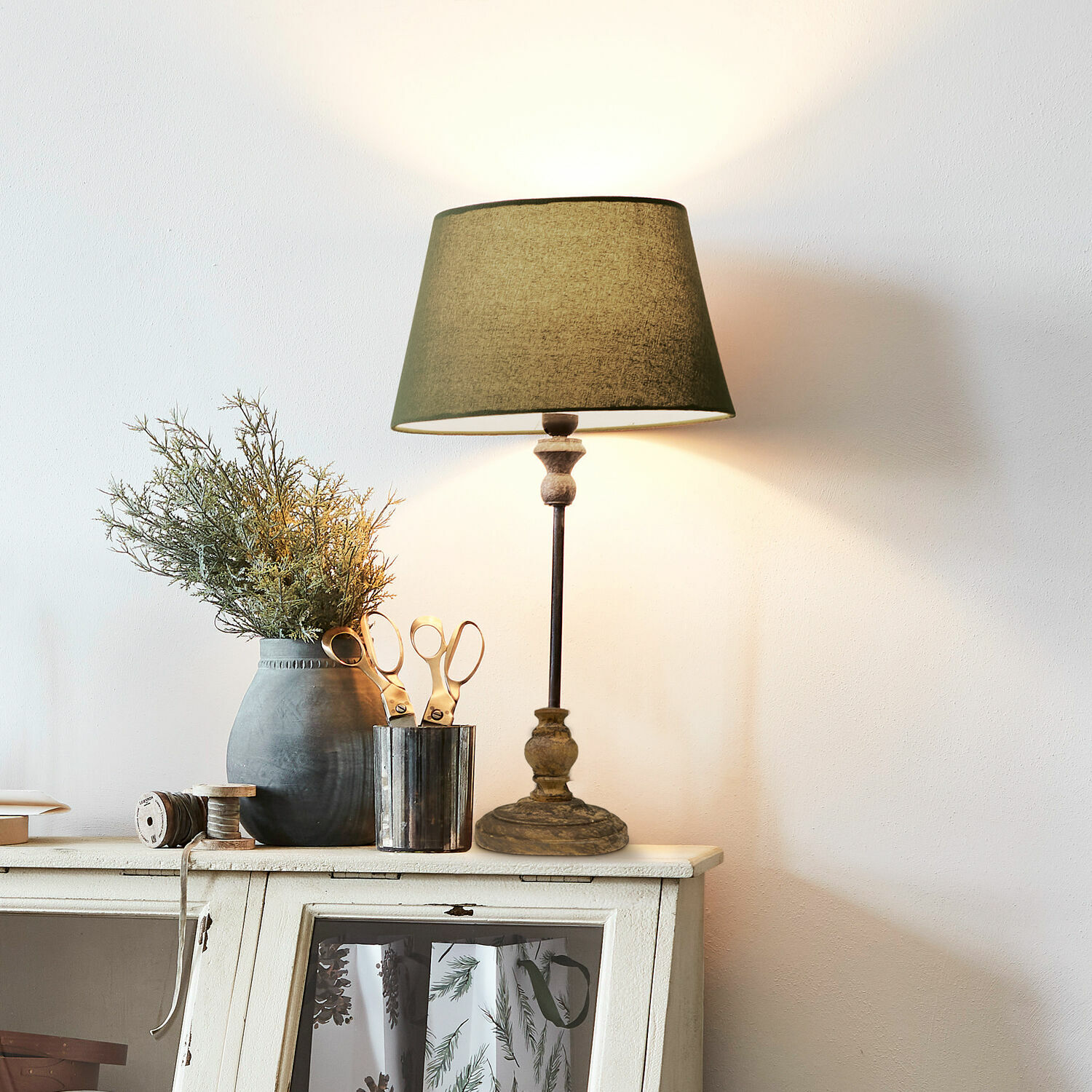 Tischlampe Karlora Tischlampe mit grünem Stoffschirm und Holzfuss auf weissem Schrank mit Dekoration
