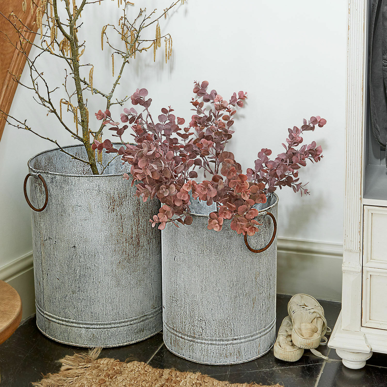 Deko-Blume 6er Set Fleurcour Zwei graue, antik wirkende Metallbehälter mit Griffen, dekoriert mit Zweigen und roten Blättern.