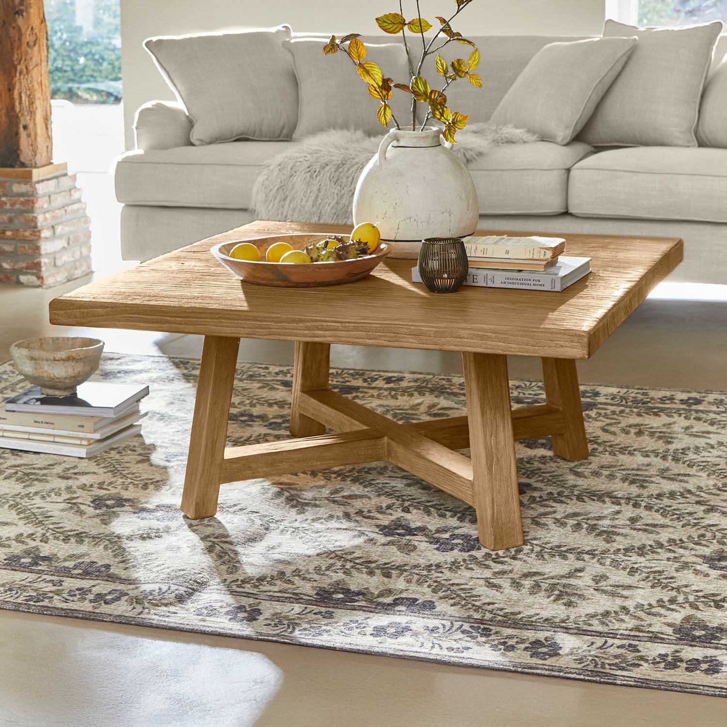 Couchtisch Eldonbury Quadratischer Couchtisch aus Eichenholz in Naturfarbe auf gemustertem Teppich im Wohnzimmer