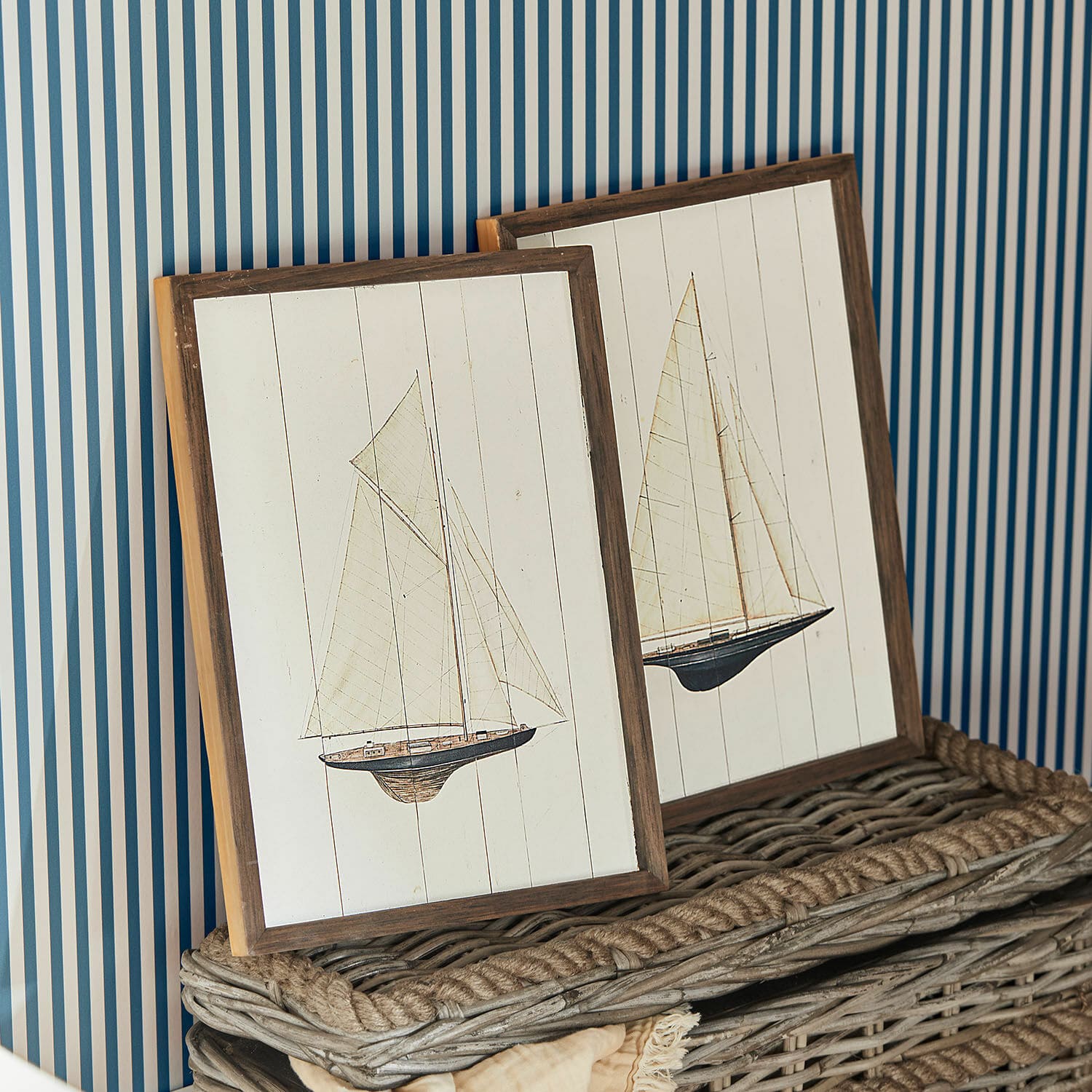Wandbild 2er Set Lemoux Holzbild mit Segelbooten auf weissem Hintergrund und braunem Rahmen, maritime Wanddekoration.
