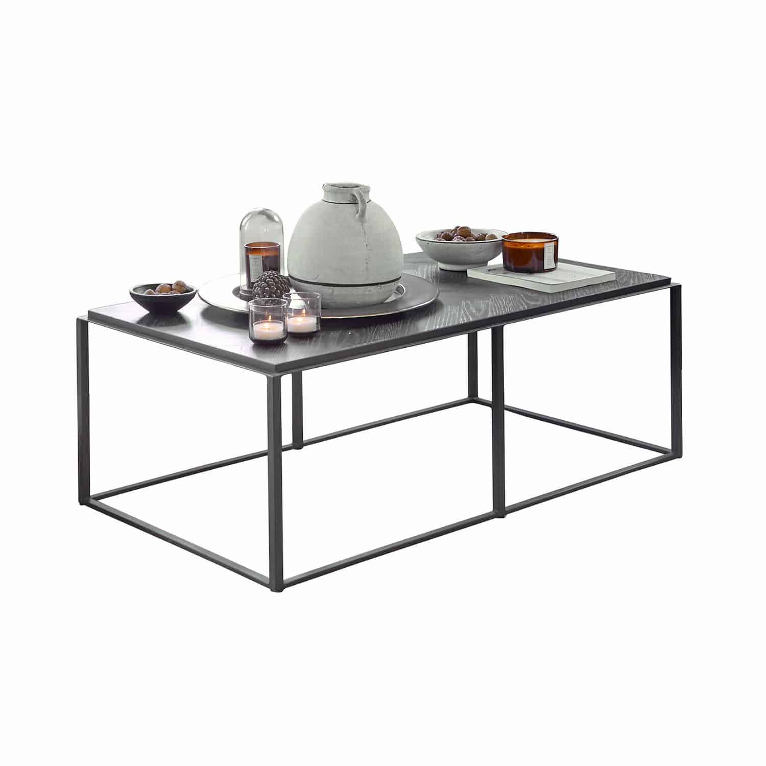 Couchtisch Lumesto Moderner Couchtisch mit Metallgestell und dunkler Holzplatte, darauf dekorative Accessoires