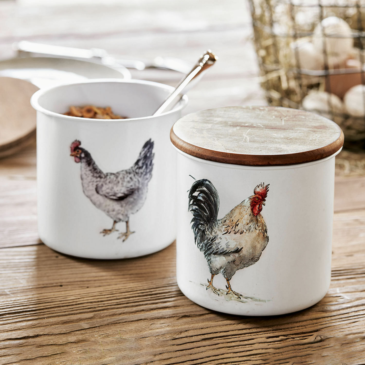 Dose 2er Set Nobles Weisse Keramikdosen mit Holzdeckel und Huhn- sowie Hahnmotiv auf Holztisch in der Küche