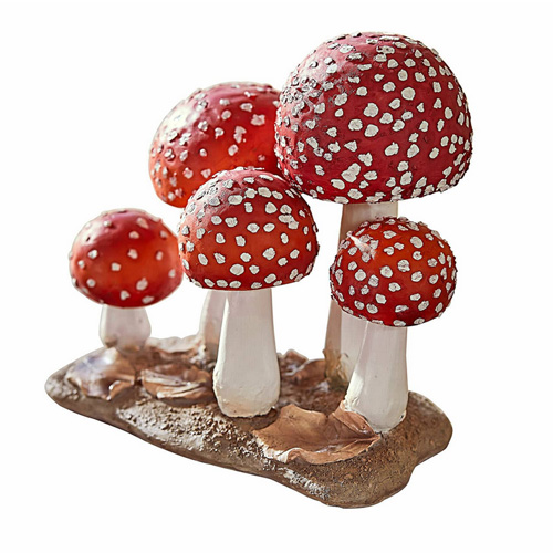 Dekorative rote Fliegenpilze mit weissen Punkten auf erdähnlicher Basis, Wohn- und Gartendekoration