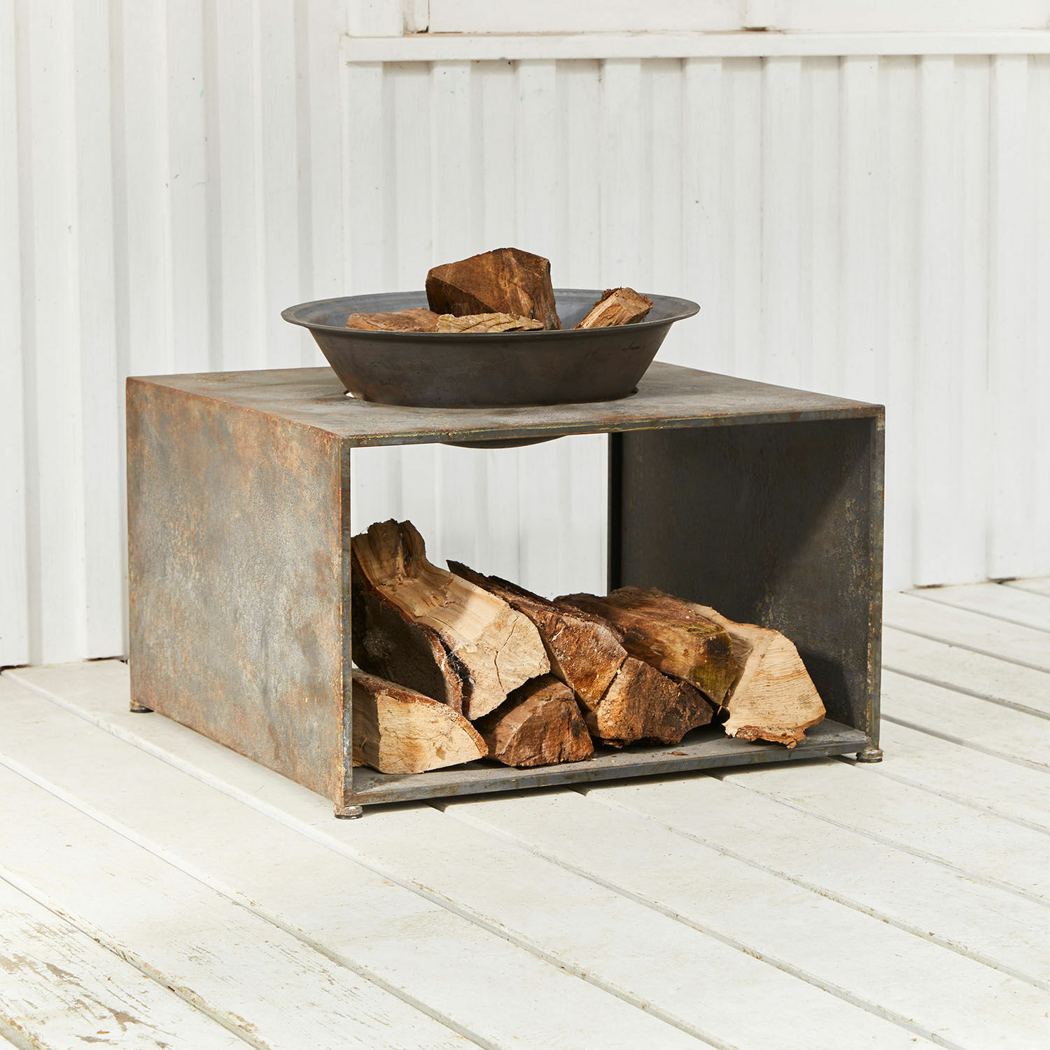 Feuerschale Rivolet Quadratischer Metall-Holzständer mit rostiger Oberfläche und Holzschale für den Garten