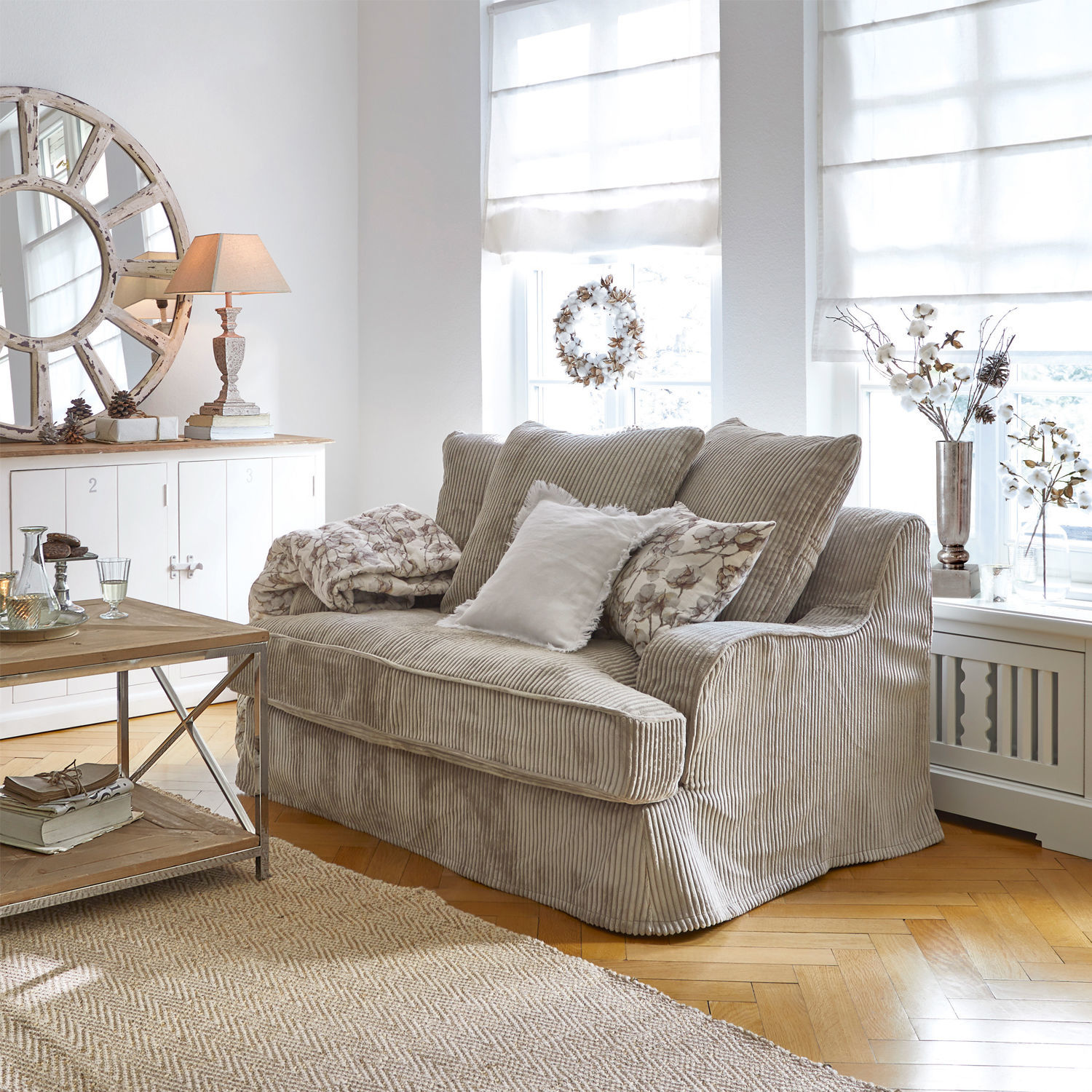 Sofa Monaco Beiges Cordsofa im hellen Wohnzimmer mit natürlichen Dekorationen und Juteteppich
