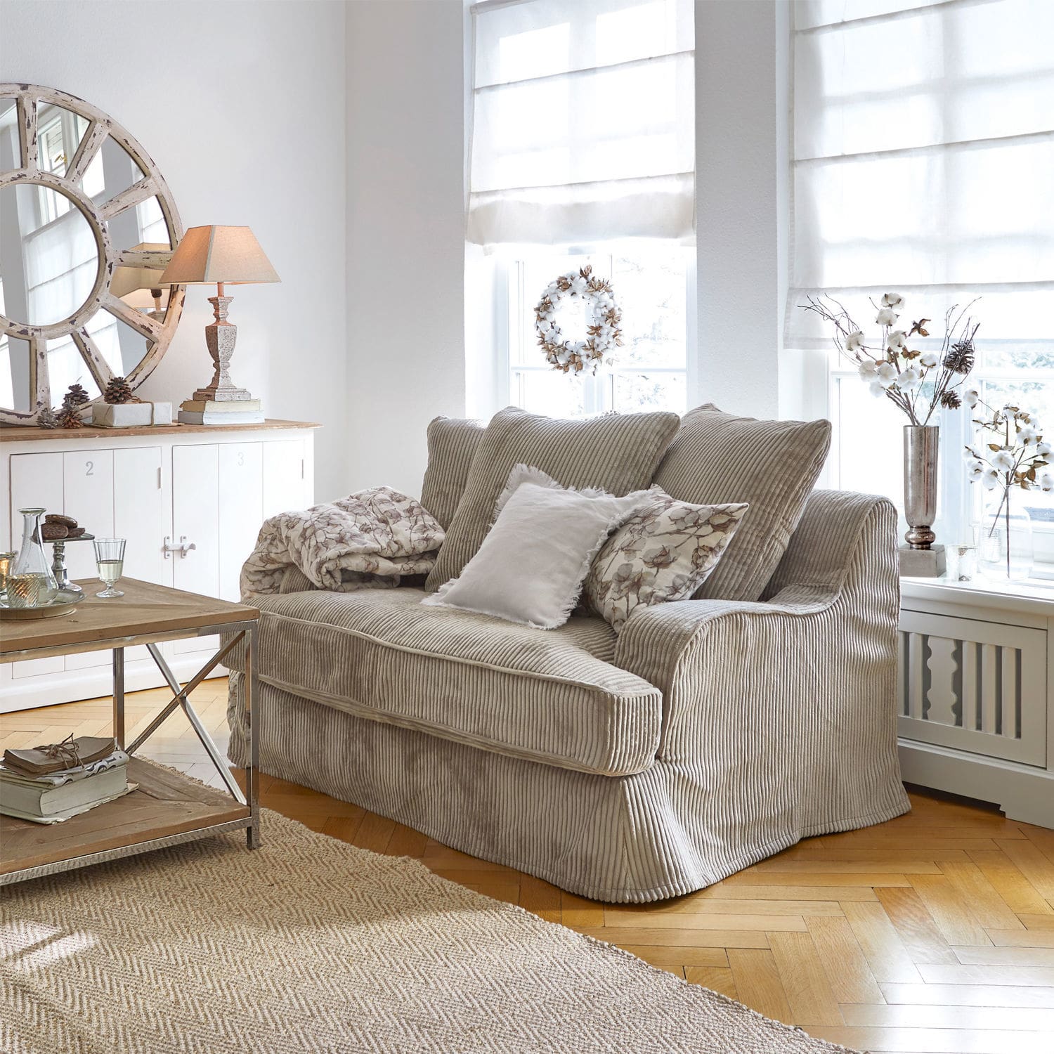 Sofa Monaco Beiges Cordsofa im hellen Wohnzimmer mit natürlichen Dekorationen und Juteteppich