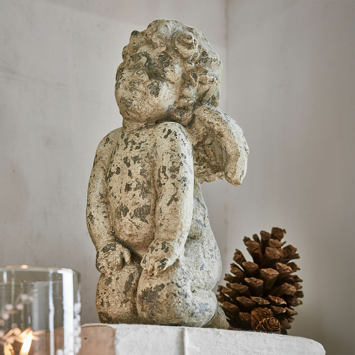 Deko-Engel Mines Engelsfigur aus gealtertem Stein in Beige, Wohnaccessoire mit natürlicher Kiefernzapfen-Dekoration