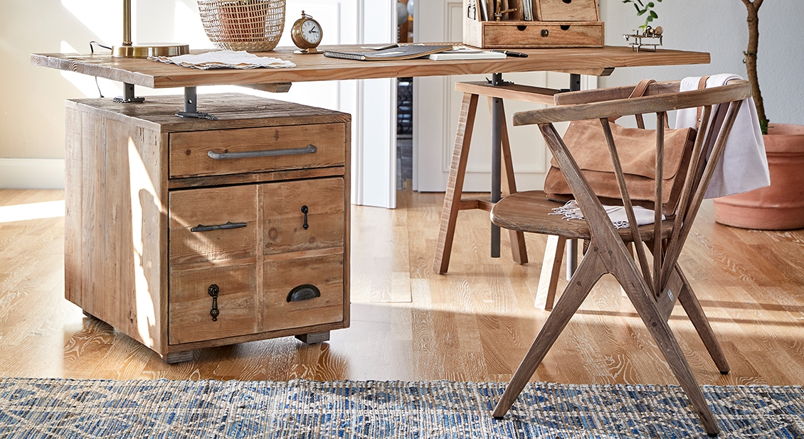 Natürlicher Holzschreibtisch und Stuhl in hellem Raum mit Teppich, rustikaler und nachhaltiger Stil