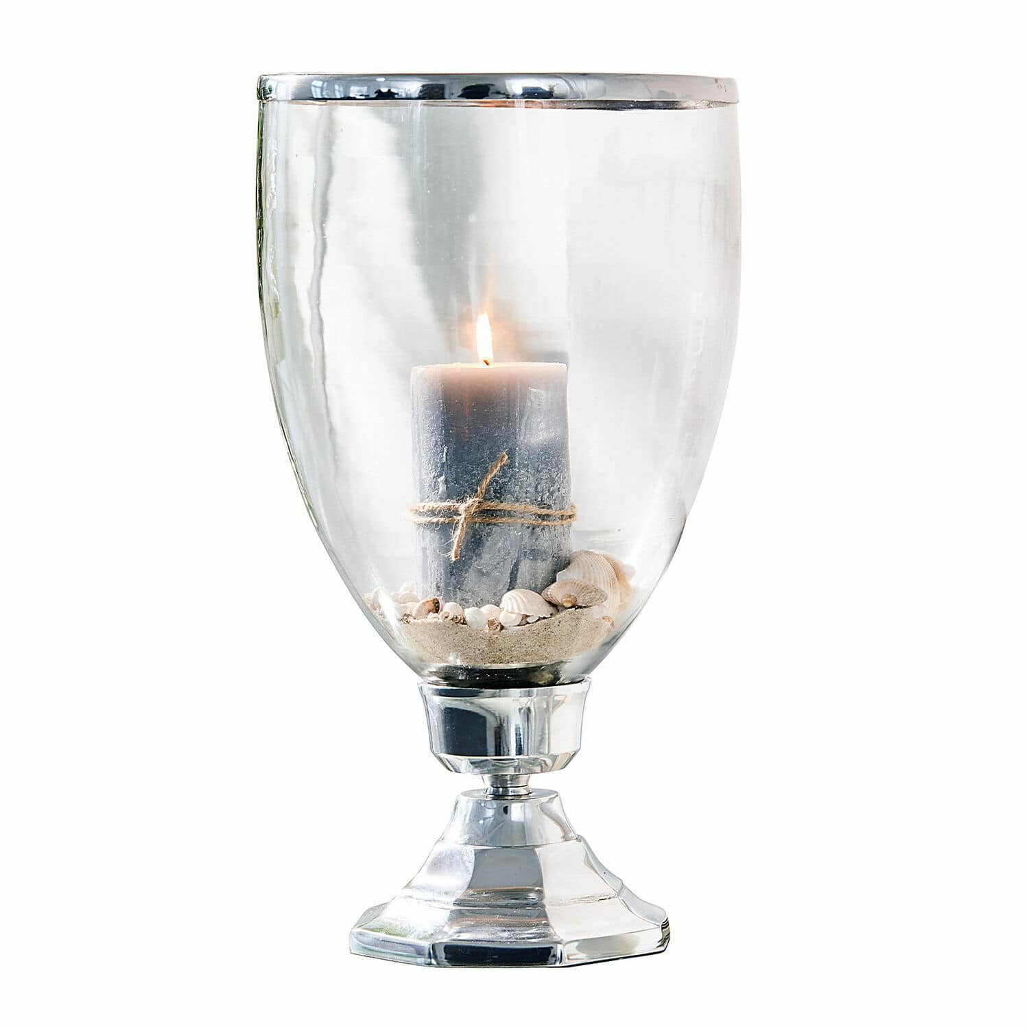 Kerzenständer Echelon Glaswindlicht mit Metallfuss und grauer Kerze auf Sand und Muscheln, stilvolle Wohnraumdekoration