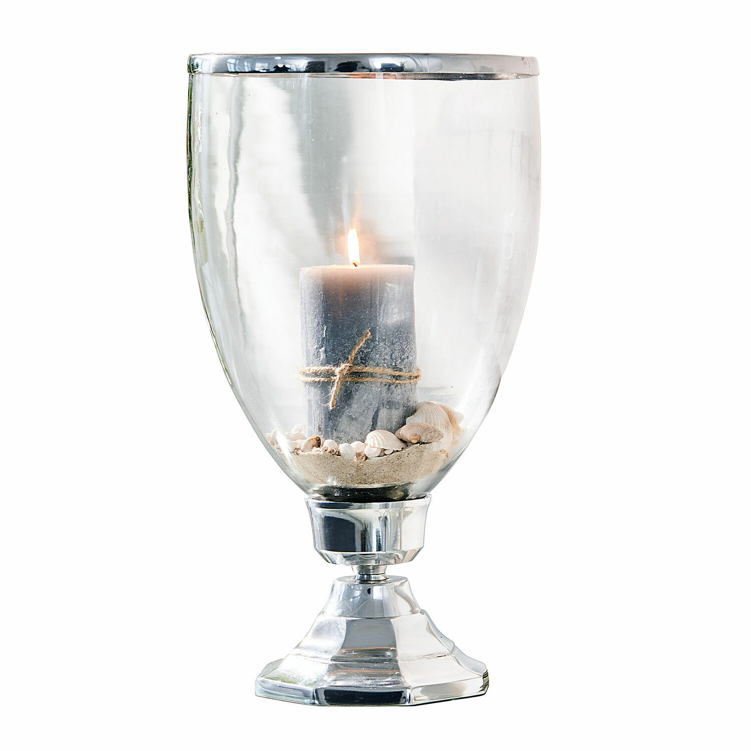 Kerzenständer Echelon Glaswindlicht mit Metallfuss und grauer Kerze auf Sand und Muscheln, stilvolle Wohnraumdekoration