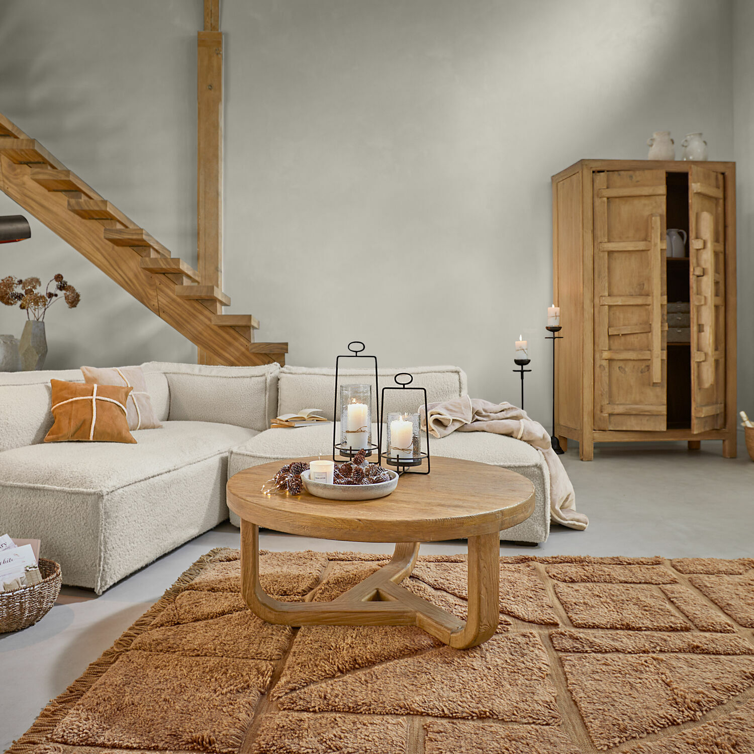 Teppich Volemar Gemütliches Wohnzimmer mit beigem Sofa, runder Holztisch und braunem Teppich, modernes Interieur