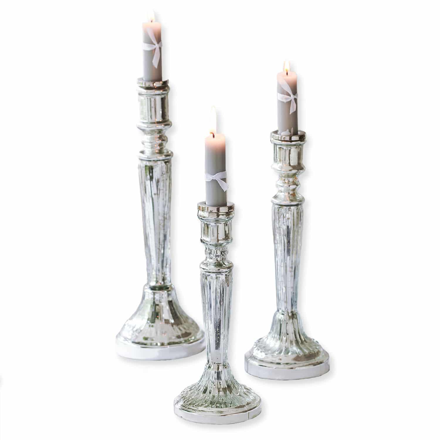 Kerzenständer 3er Set Riley Set aus drei silbernen Kerzenhaltern mit grauen Kerzen und weissen Schleifen, Tischdekoration