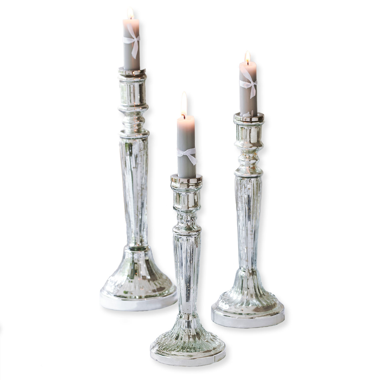 Kerzenständer 3er Set Riley Set aus drei silbernen Kerzenhaltern mit grauen Kerzen und weissen Schleifen, Tischdekoration