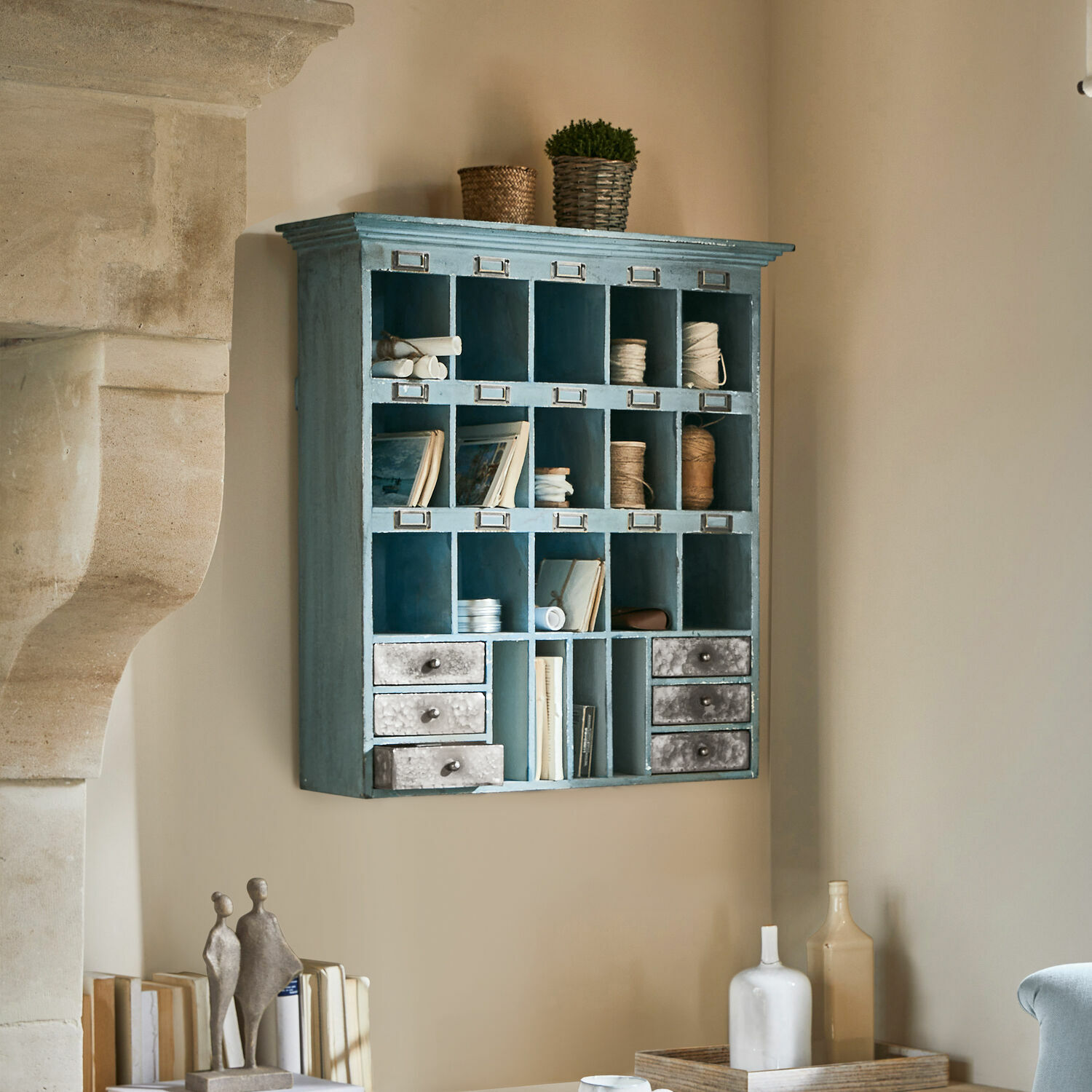 Regal Andover Blauer Holz-Wandschrank mit Metallschubladen und Fächern zur Aufbewahrung von Büchern und Dekoration.