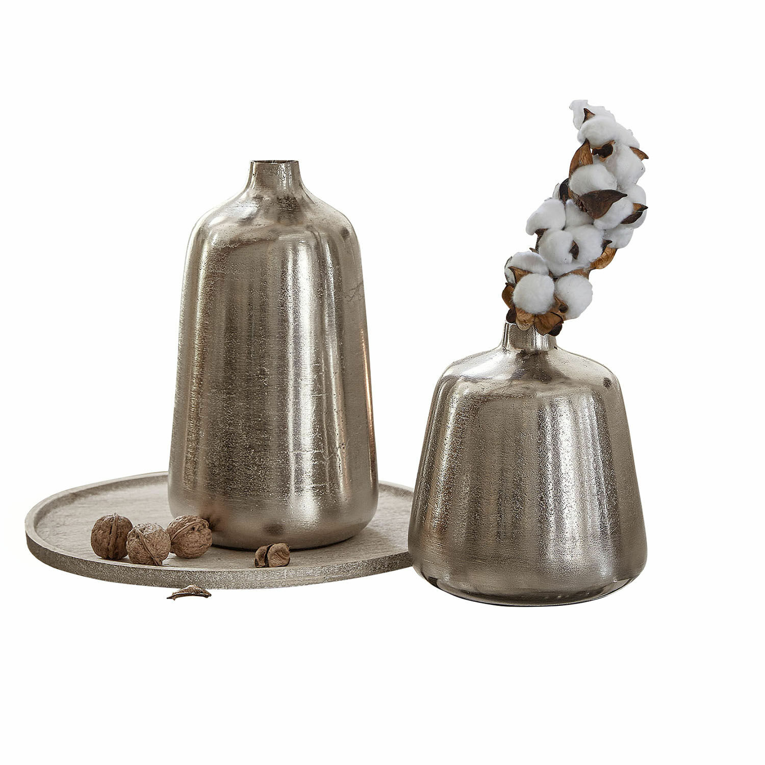 Vase 2er Set Orabela Set mit zwei silbernen Metallvasen auf Tablett mit Baumwollzweig und Nüssen, Wohnaccessoire