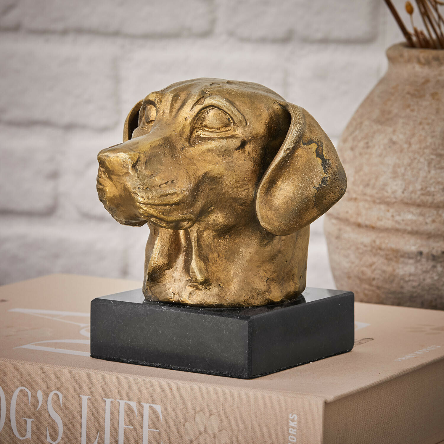 Büste Nareen Goldfarbene Hundekopf-Skulptur aus Metall auf schwarzem Sockel, elegante Wohnraumdekoration