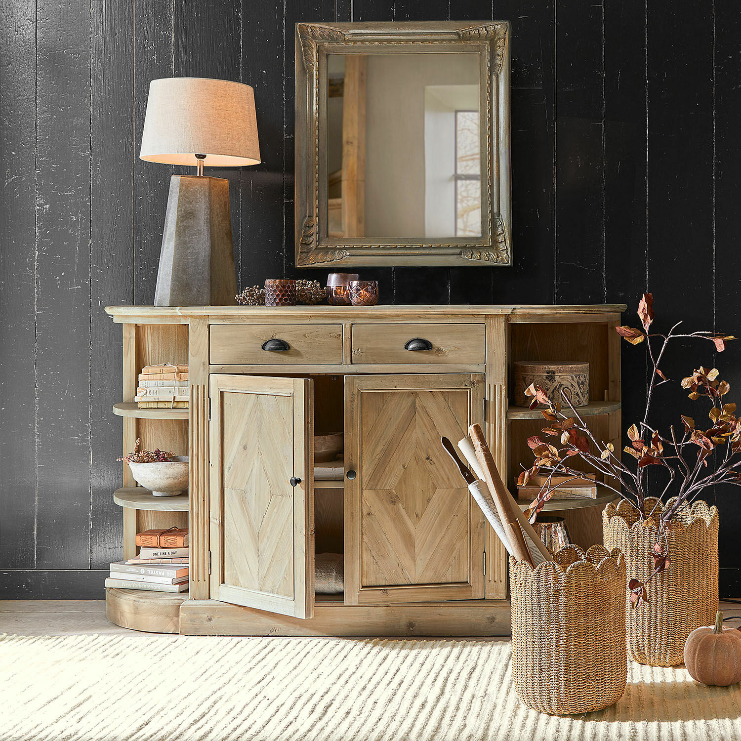 Kommode Tressique Kommode aus Holz in Naturfarbe mit Schubladen und Regalen, Lampe und Dekoration im Wohnzimmer