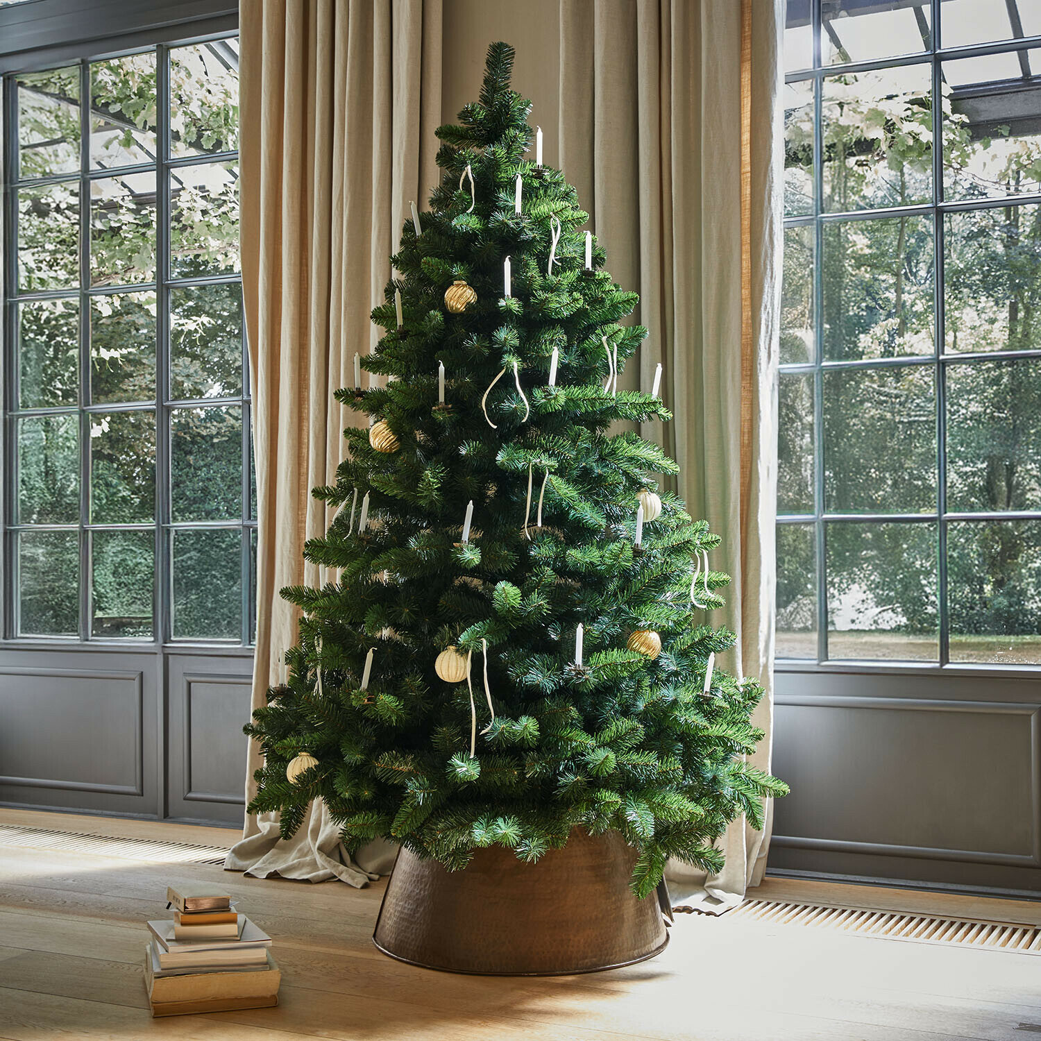 Weihnachtsbaum Bryndis Künstlicher grüner Weihnachtsbaum mit weißen Kerzen in kupferfarbenem Topf vor Fenster mit Vorhängen